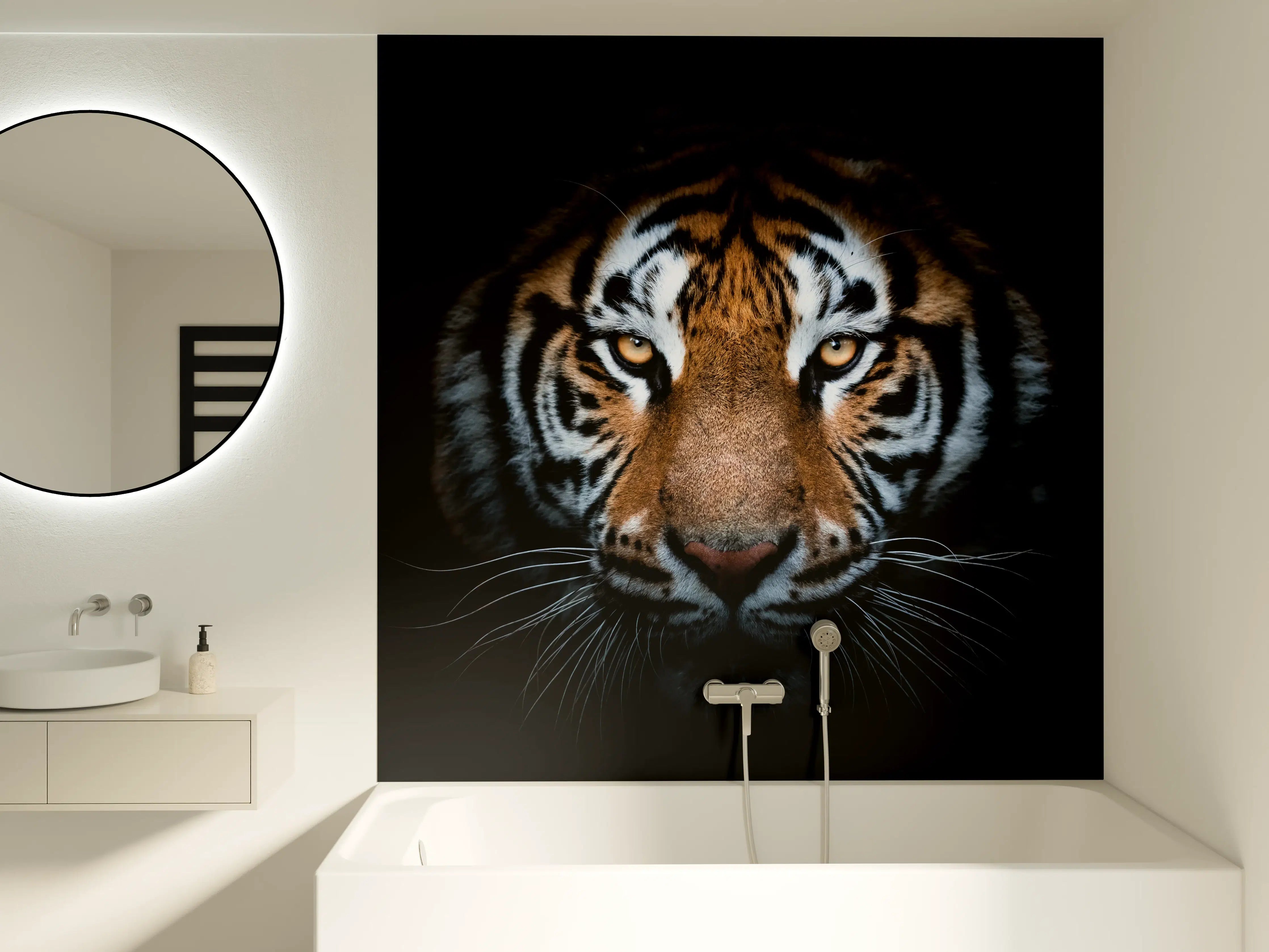 Badewannen-Rückwand - Tiger-Portrait Schwarzer Hintergrund