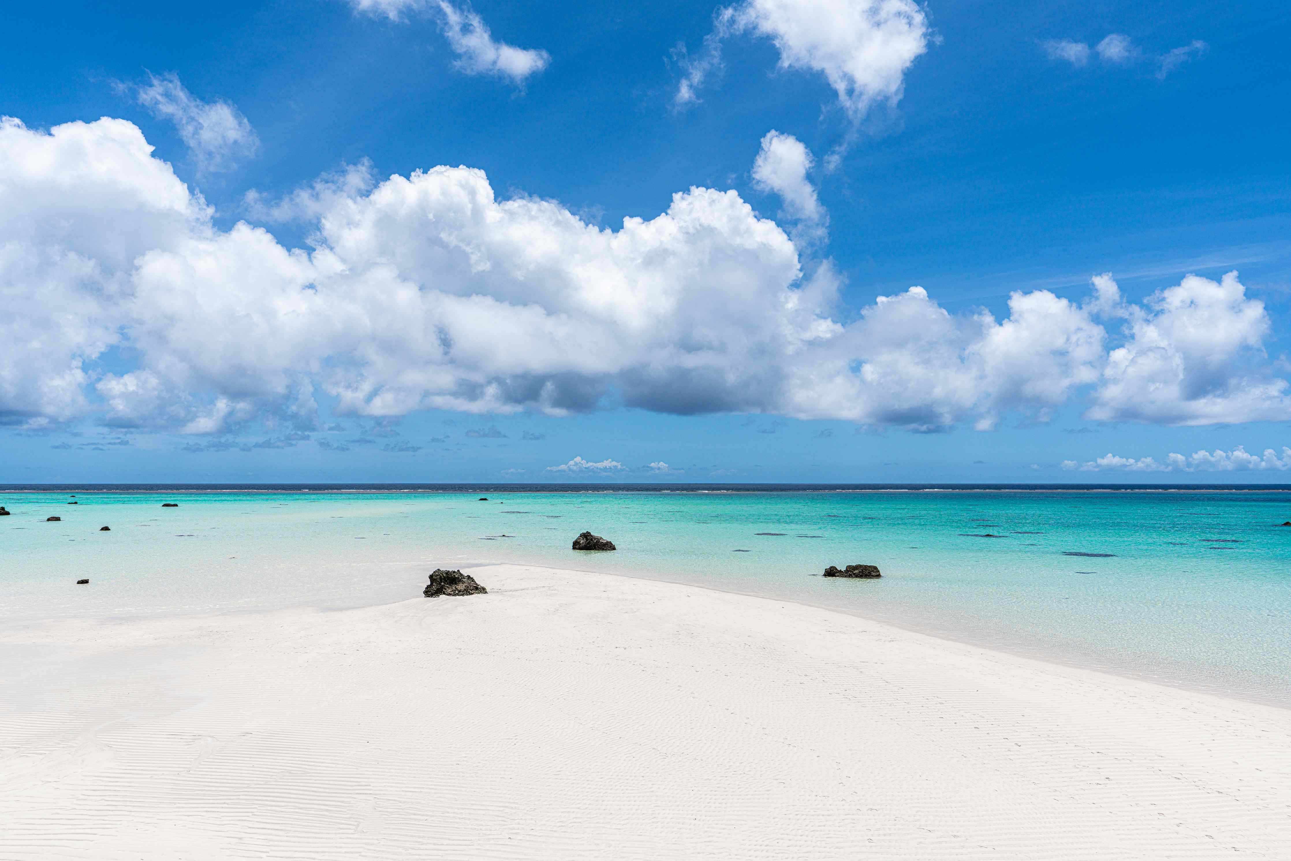 Badewannen-Rückwand-Tropischer Strand mit klarem Wasser