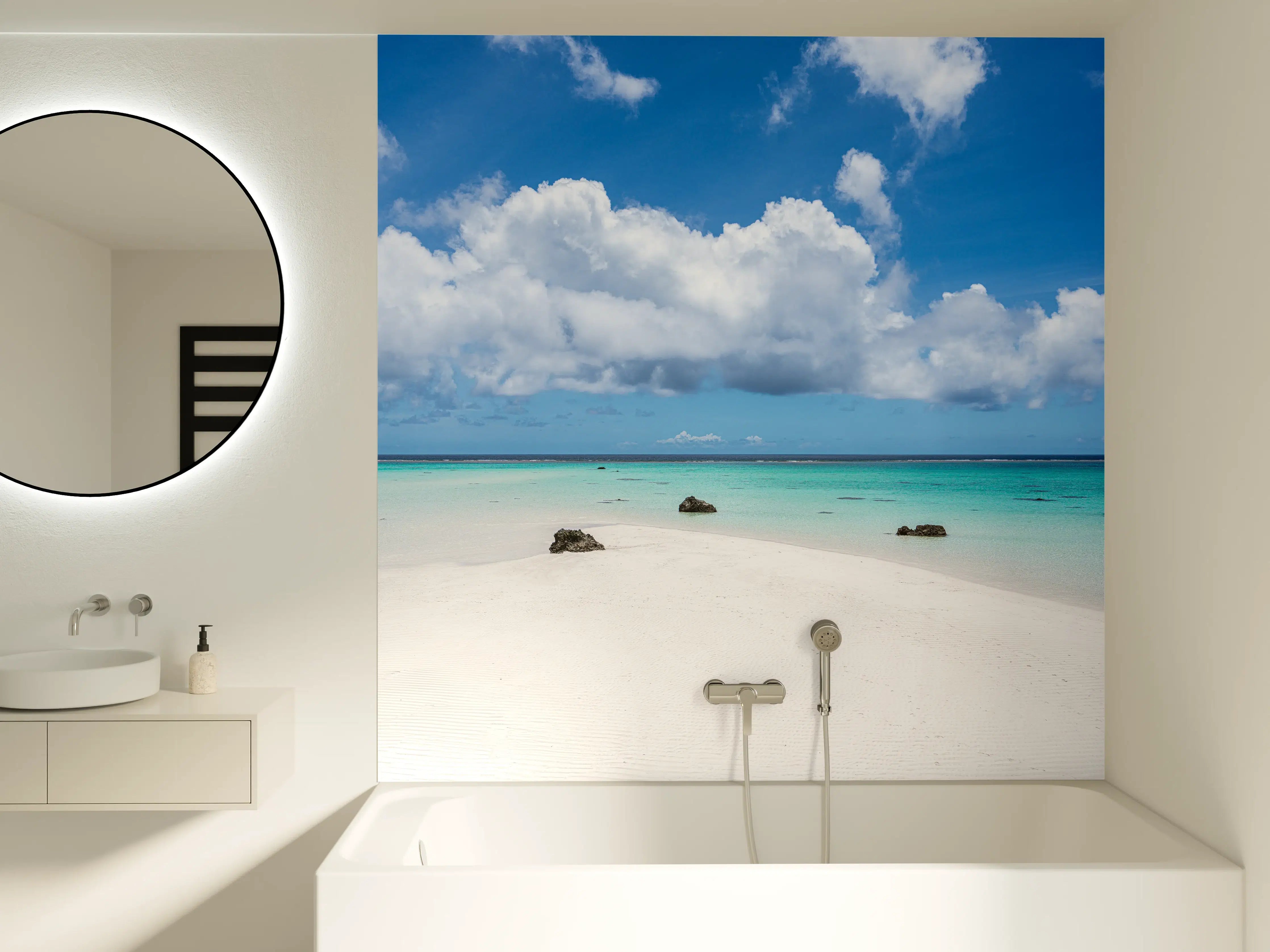Badewannen-Rückwand - Tropischer Strand mit klarem Wasser