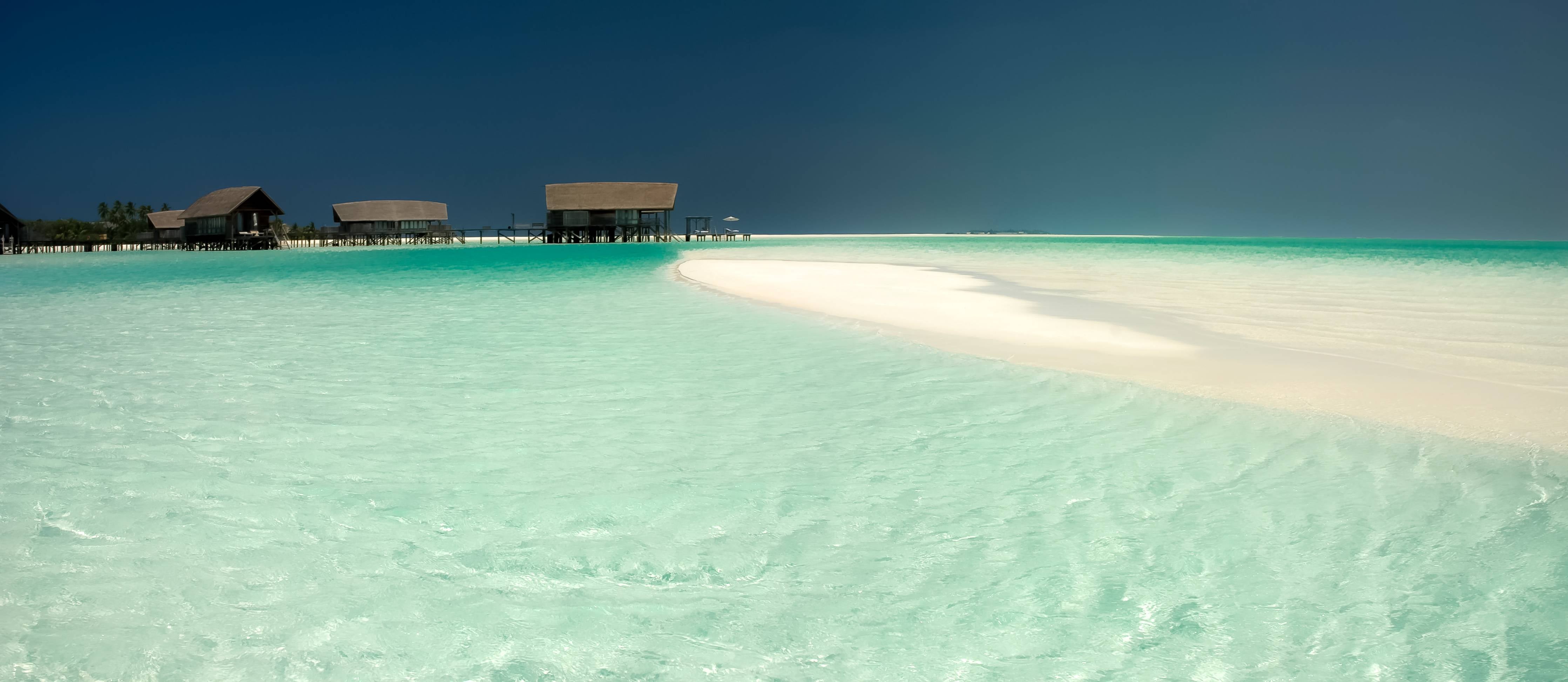 Badewannen-Rückwand-Türkisblauer Strand unter dunklem Himmel