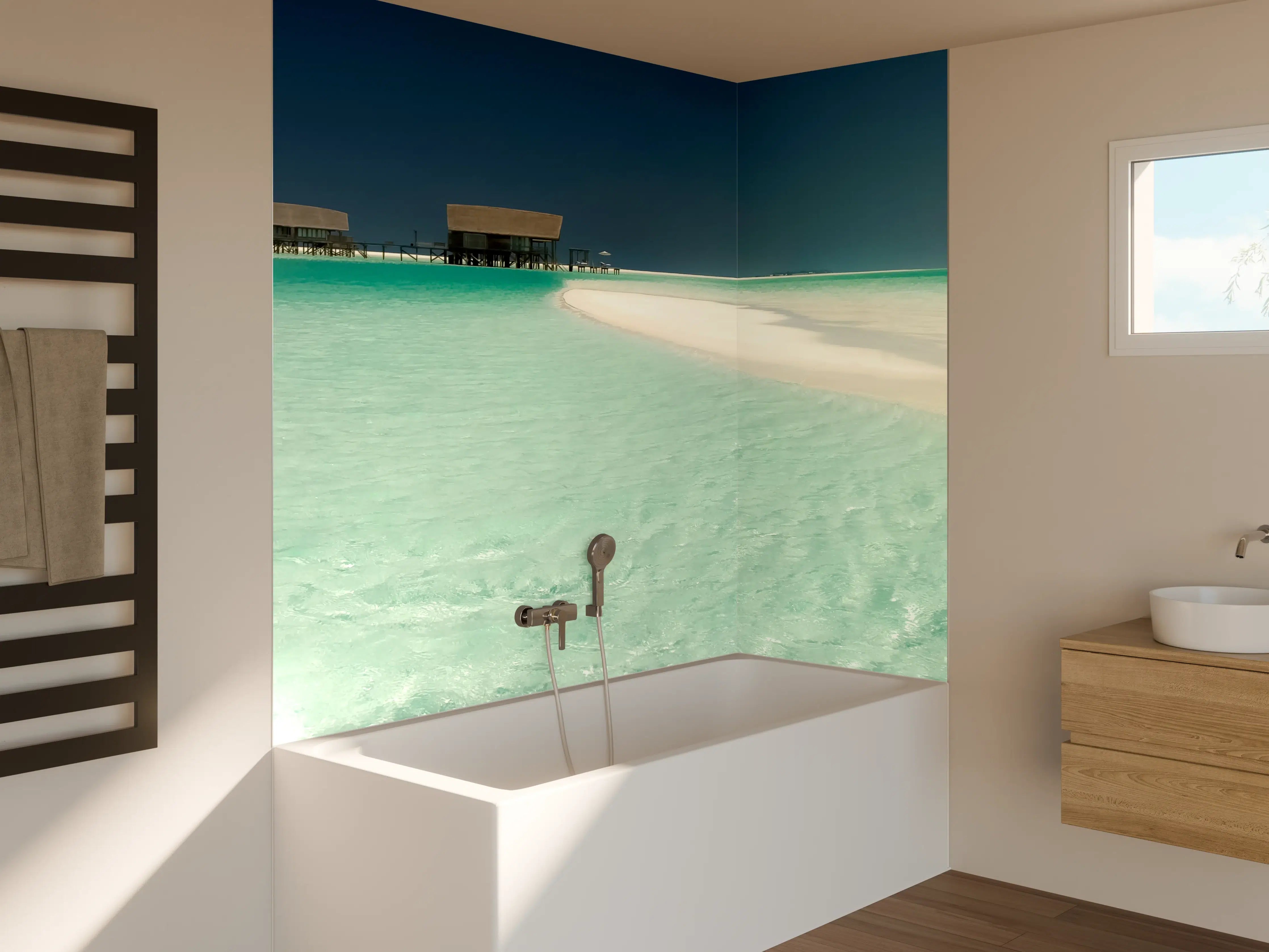Badewannen-Rückwand - Türkisblauer Strand unter dunklem Himmel