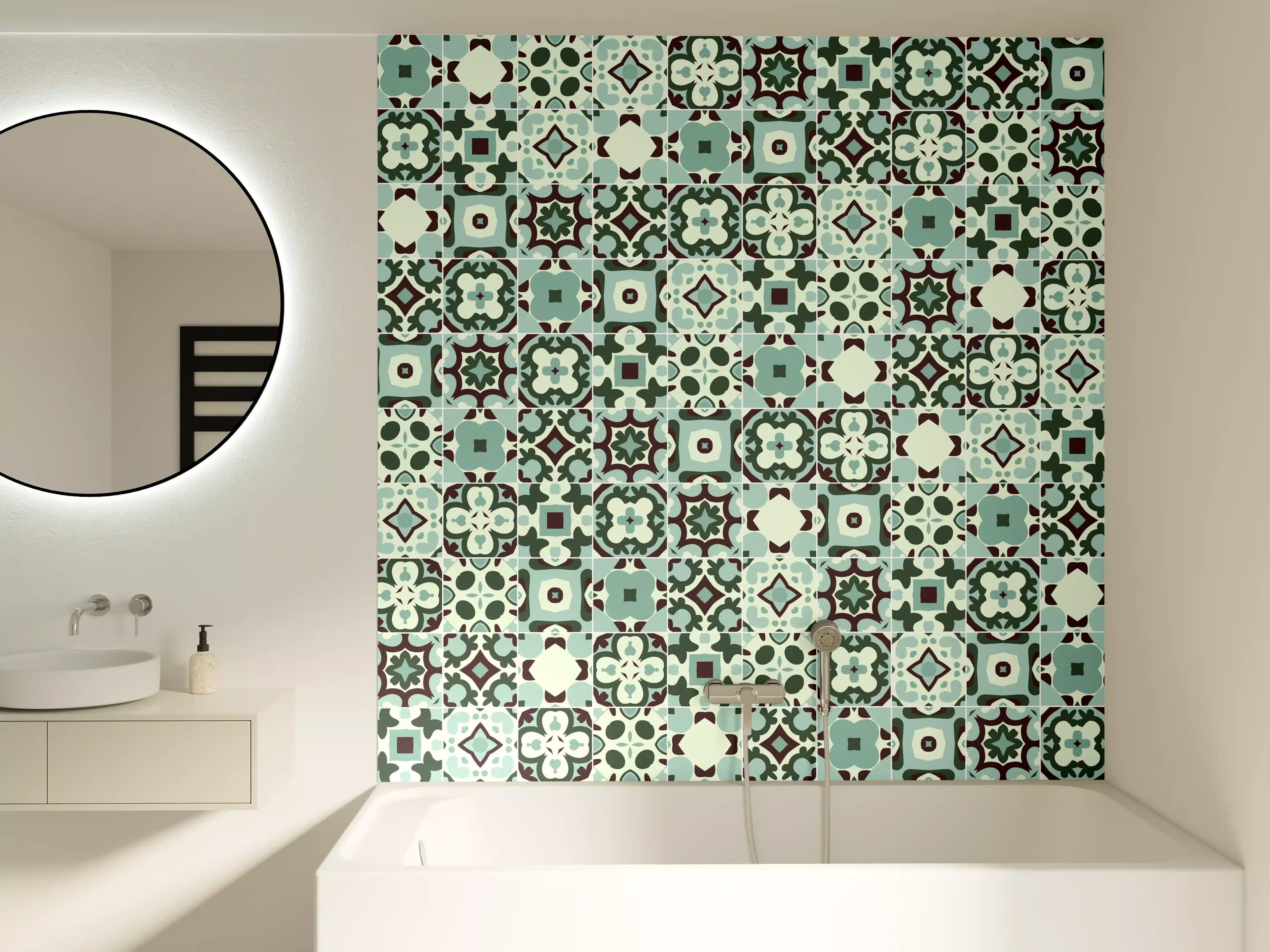 Badewannen-Rückwand - Türkisfarbene Mosaikfliesen mit geometrischem Muster