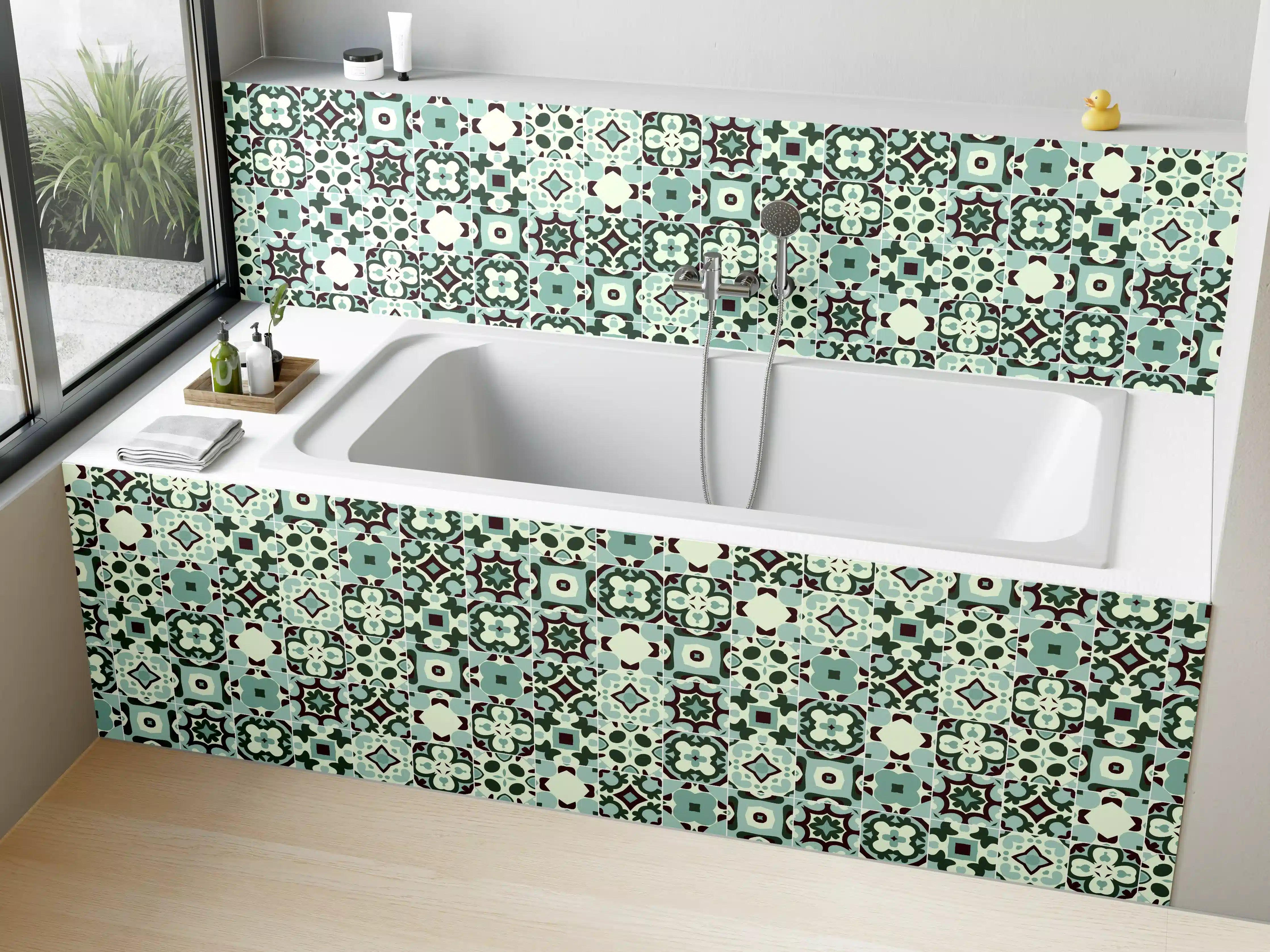 Badewannen-Rückwand - Türkisfarbene Mosaikfliesen mit geometrischem Muster