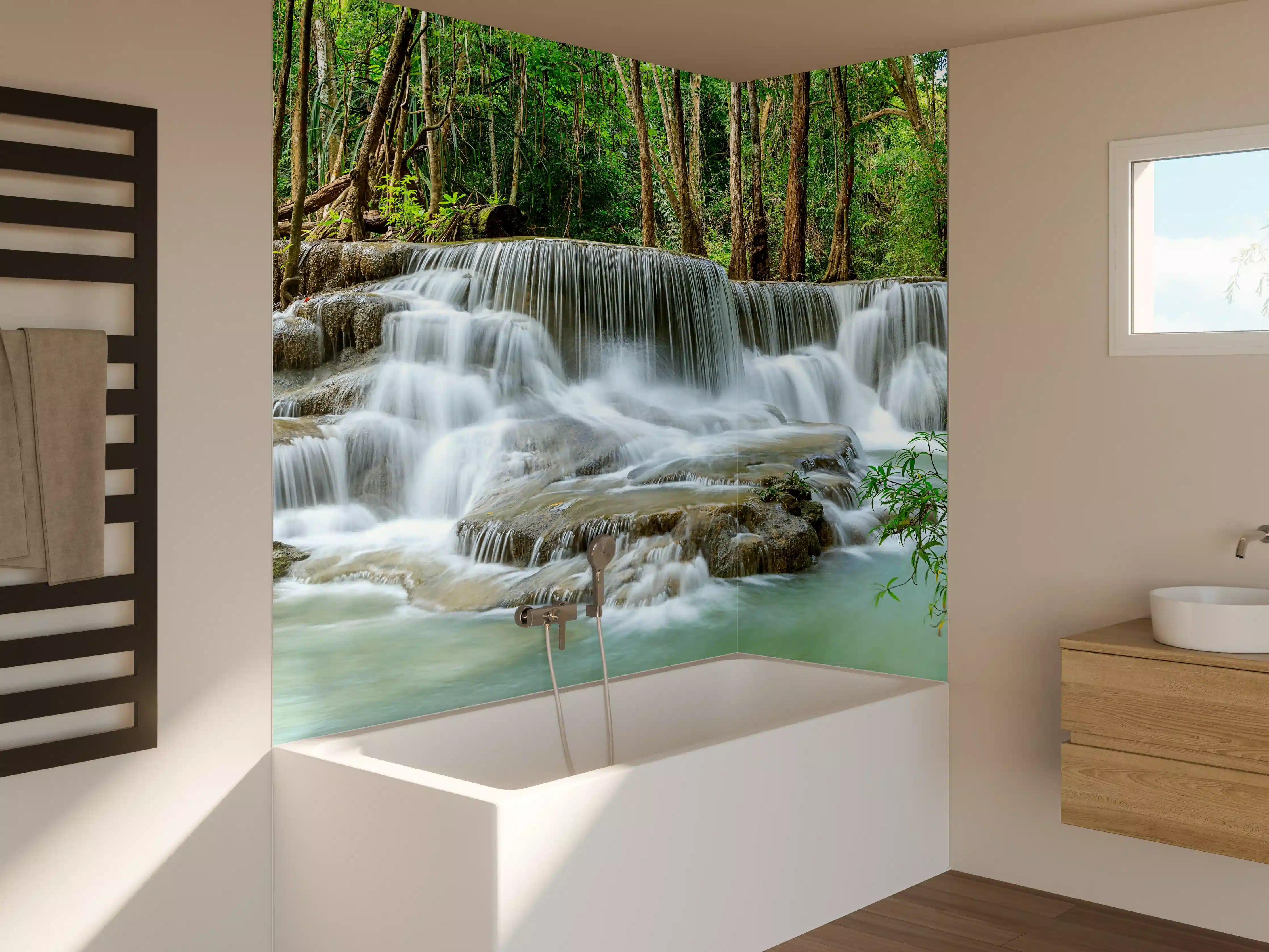 Badewannen-Rückwand - Türkisgrüner Wasserfall im Wald