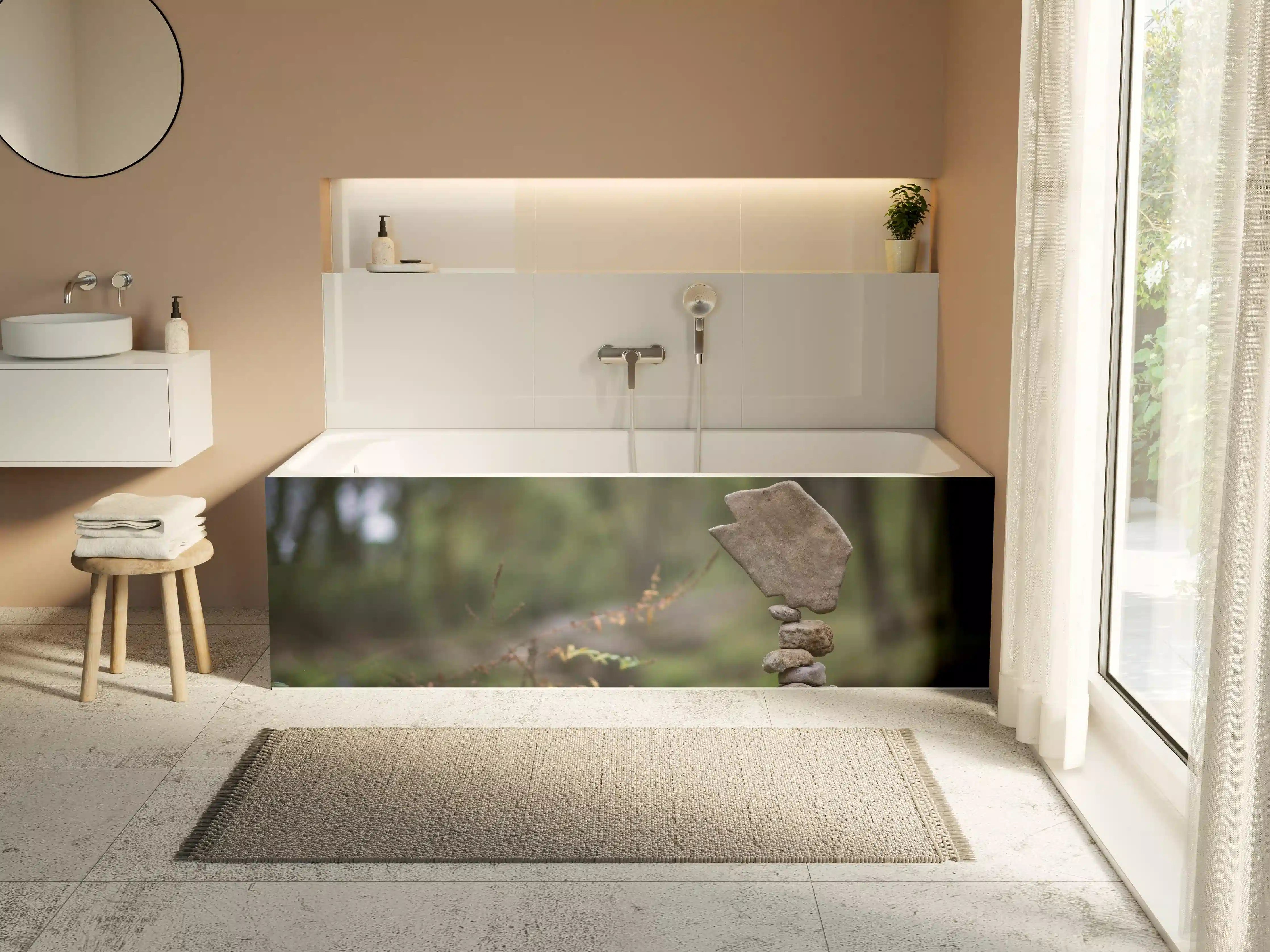 Badewannen-Rückwand - Turm aus Steinen im Wald