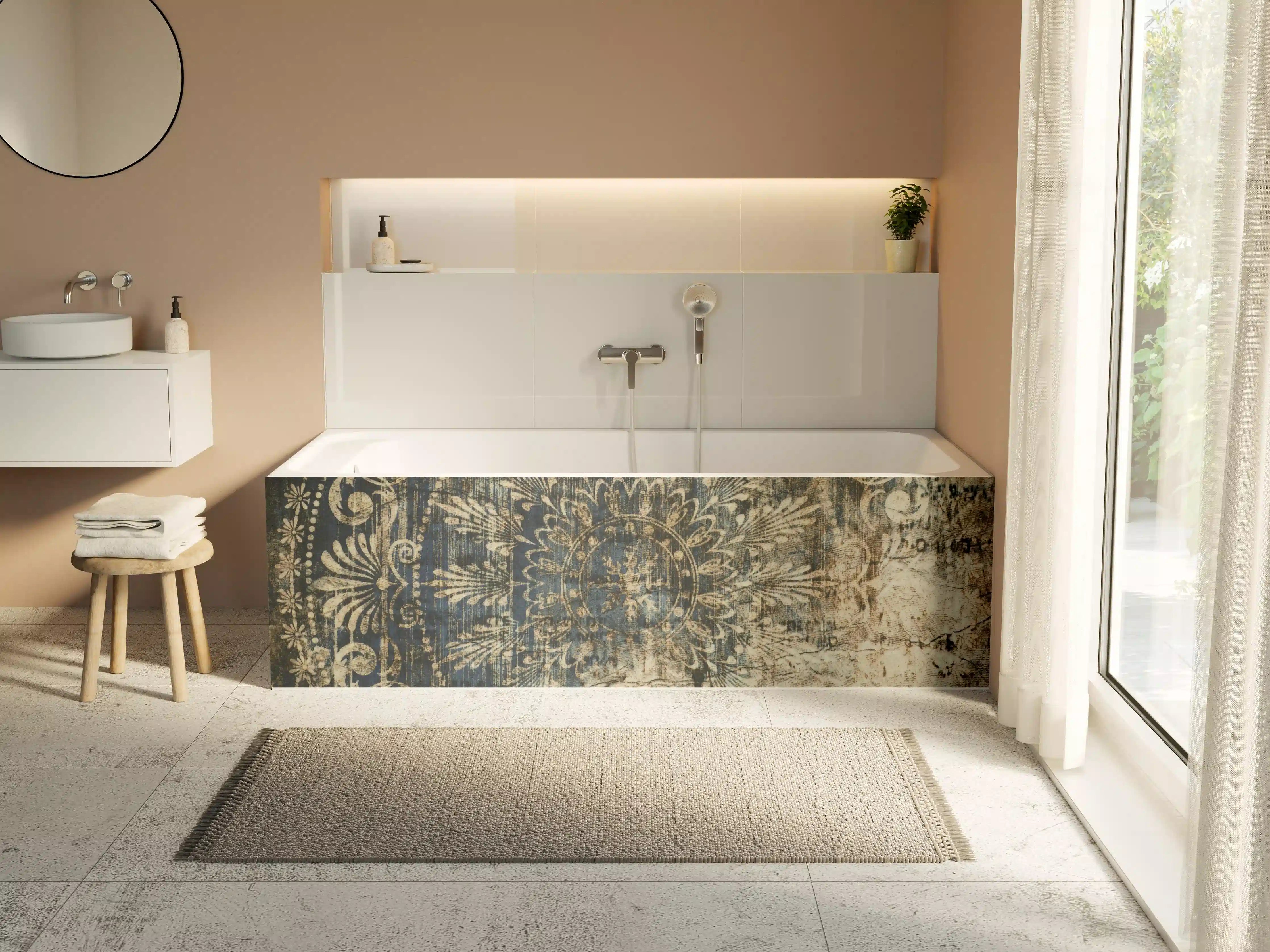 Badewannen-Rückwand - Vintage-Tapete mit blauer Musterung
