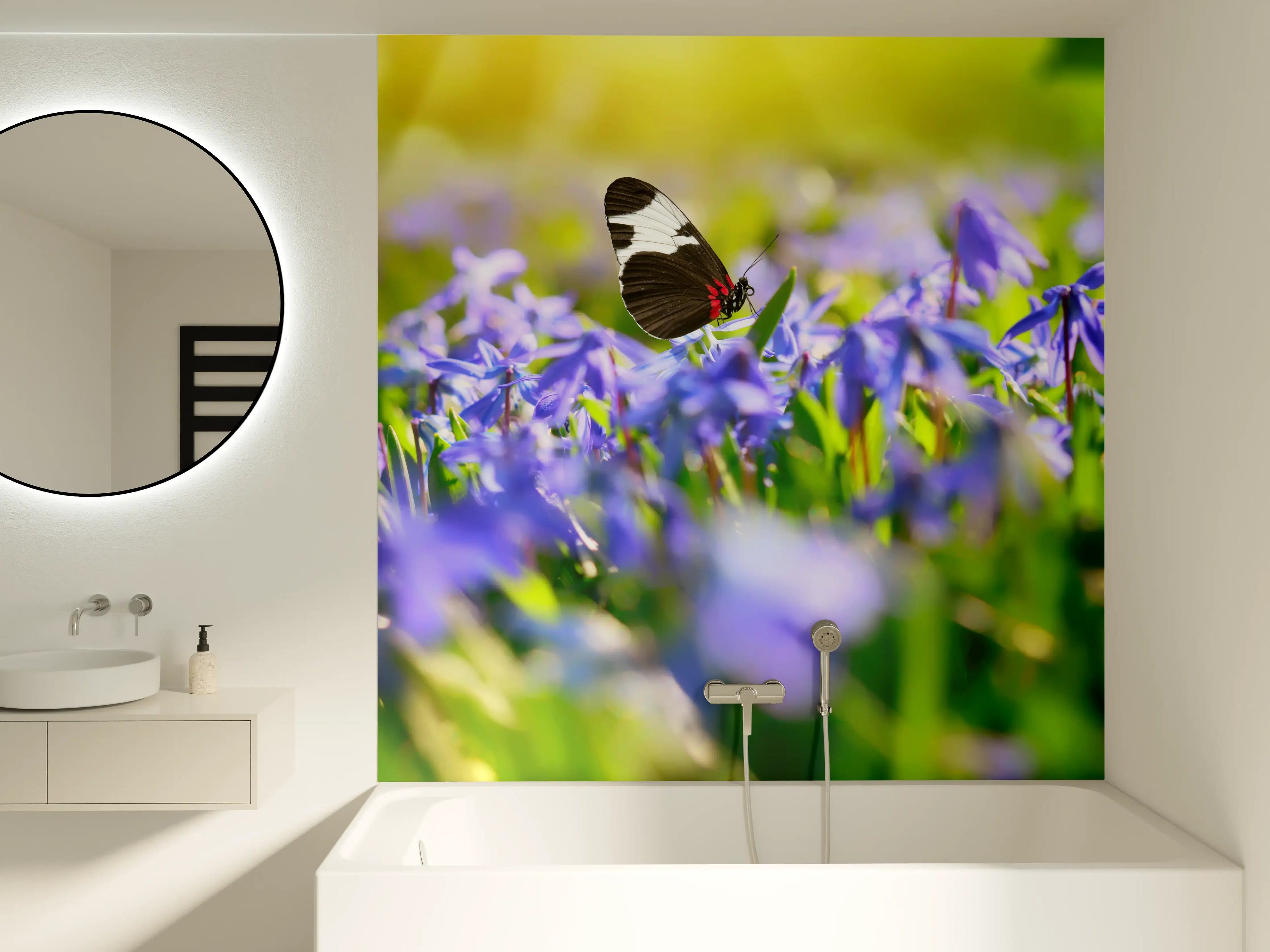 Badewannen-Rückwand - Violette Blumenwiese mit Schmetterlingen