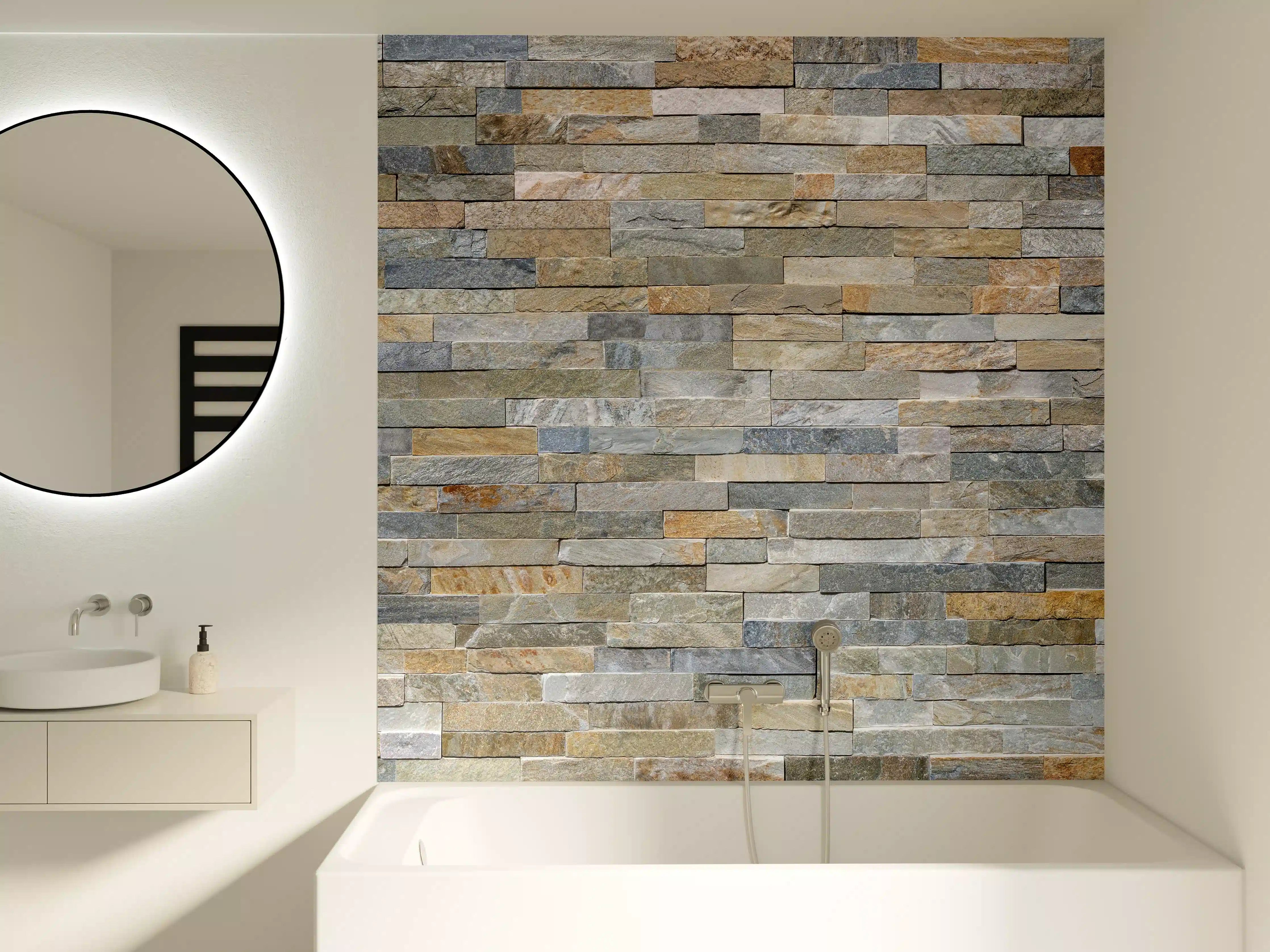 Badewannen-Rückwand - Wand aus farbigen Verblendsteinen