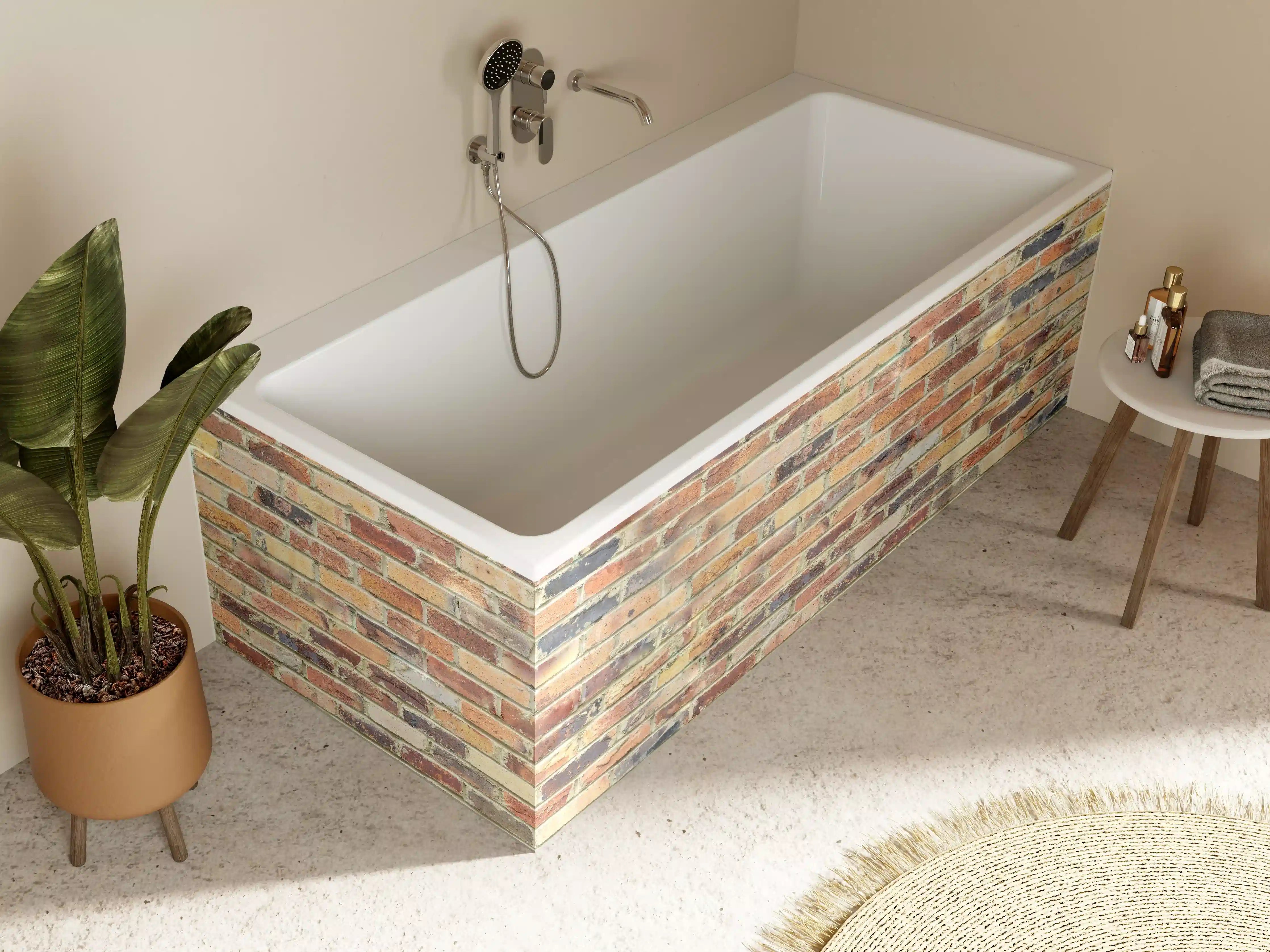 Badewannen-Rückwand - Wand aus farbigen Ziegeln