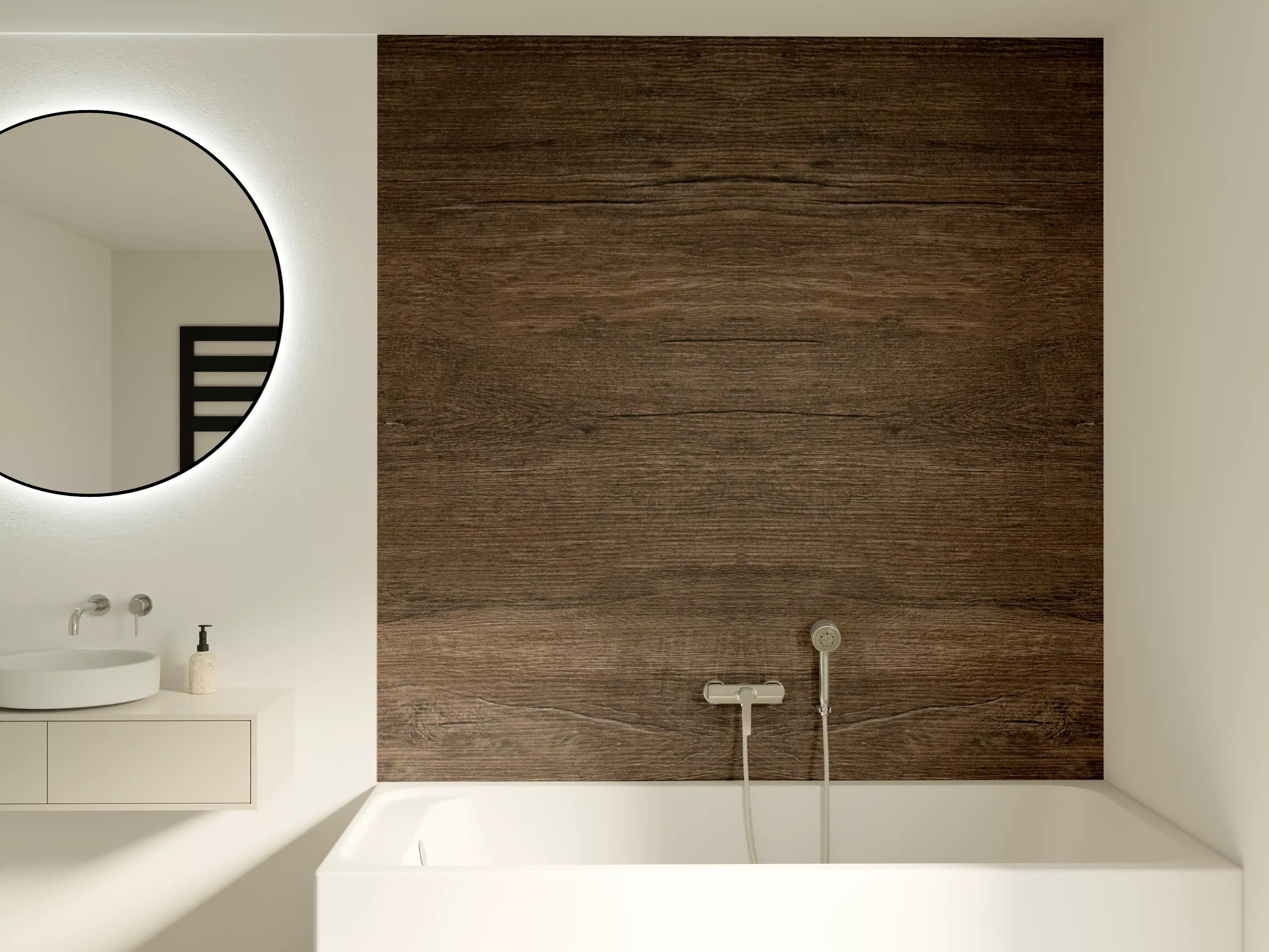 Badewannen-Rückwand - Warmes Holz mit Grauflair