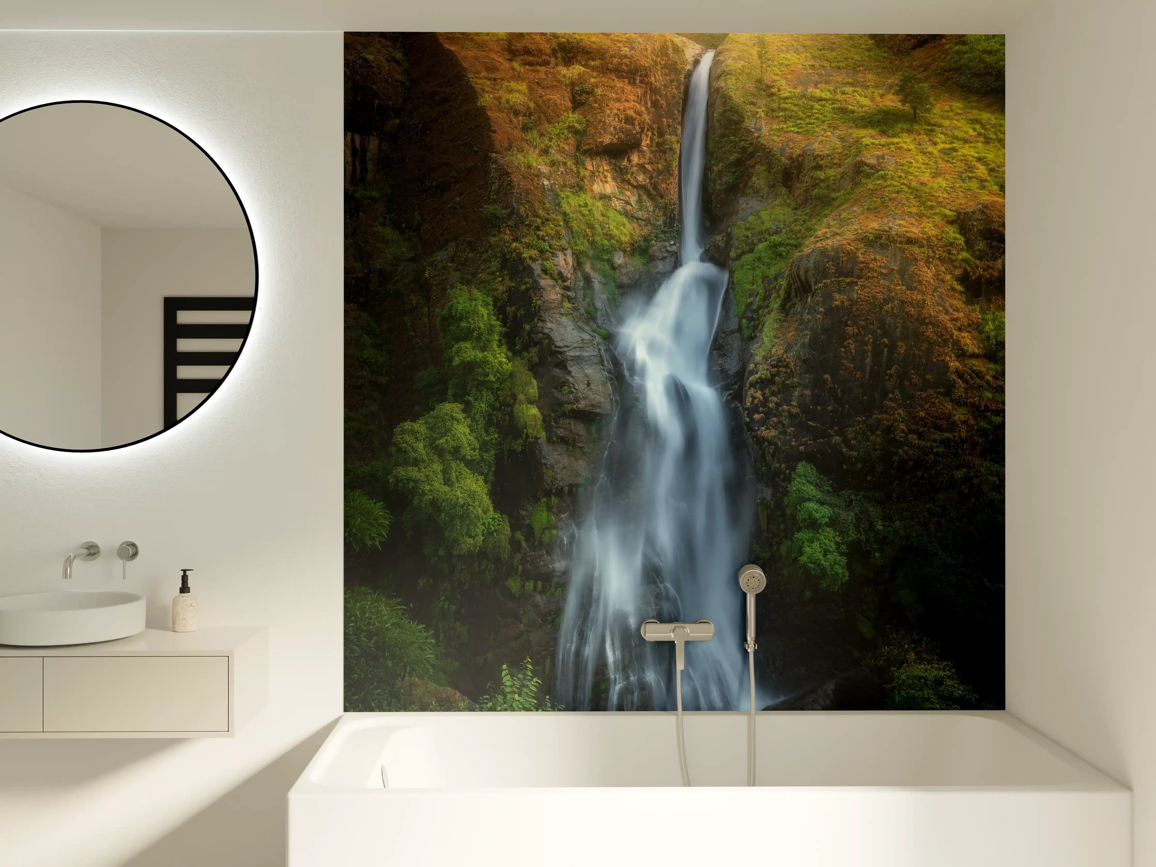 Badewannen-Rückwand - Wasserfall im Wald von Nepal
