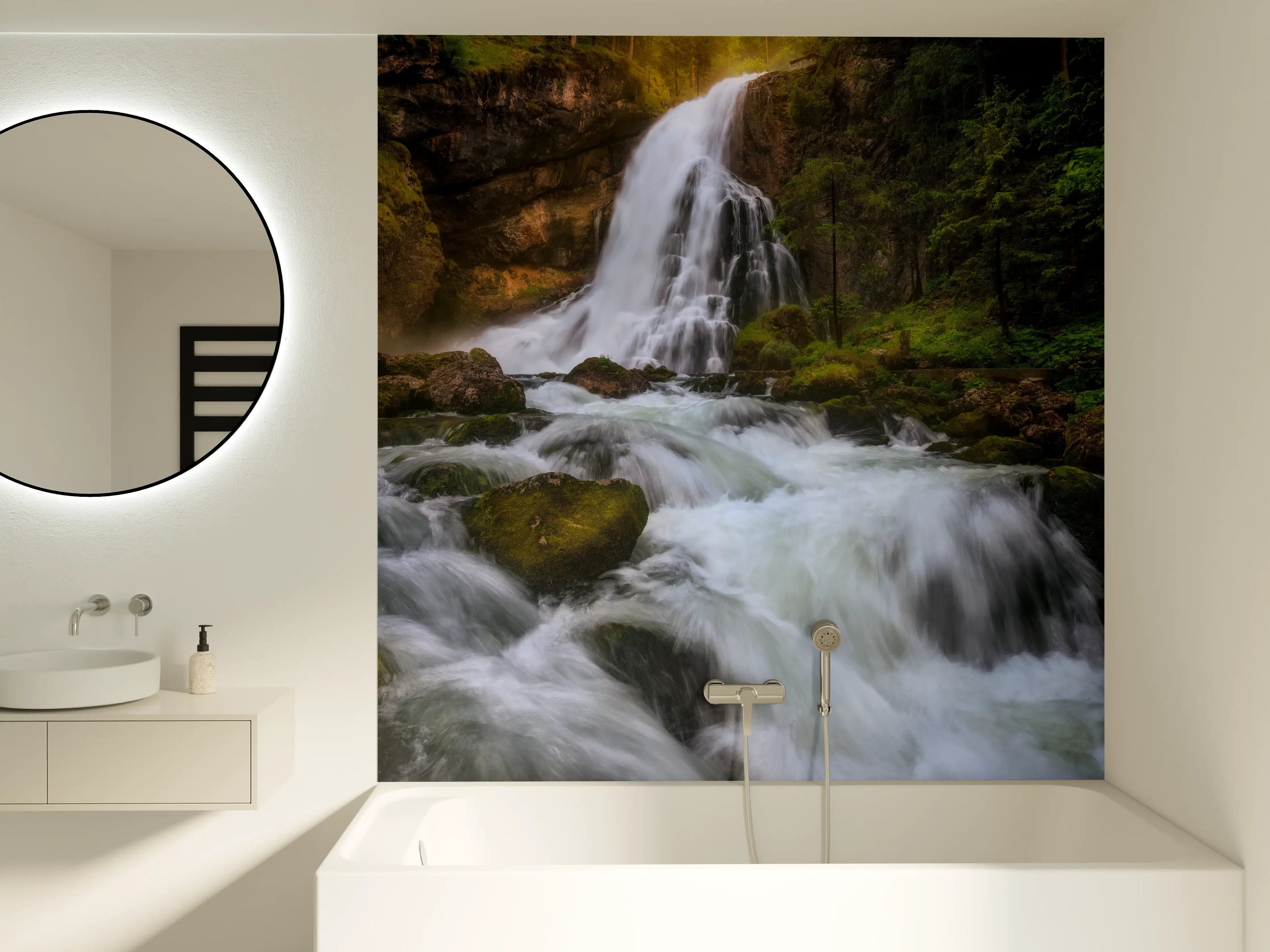 Badewannen-Rückwand - Wasserfall in bergiger Region