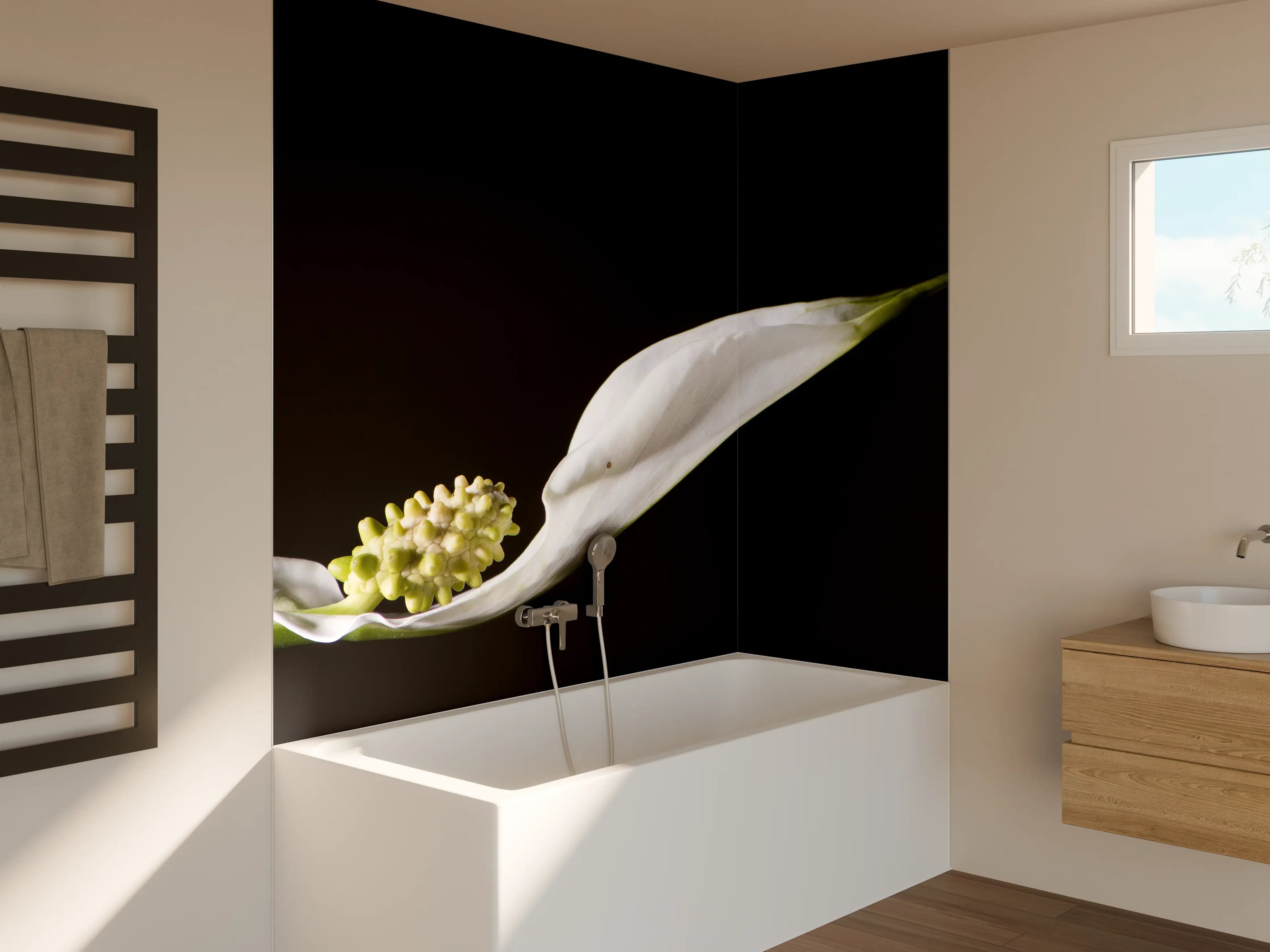 Badewannen-Rückwand - Weiße Blume auf schwarzem Hintergrund
