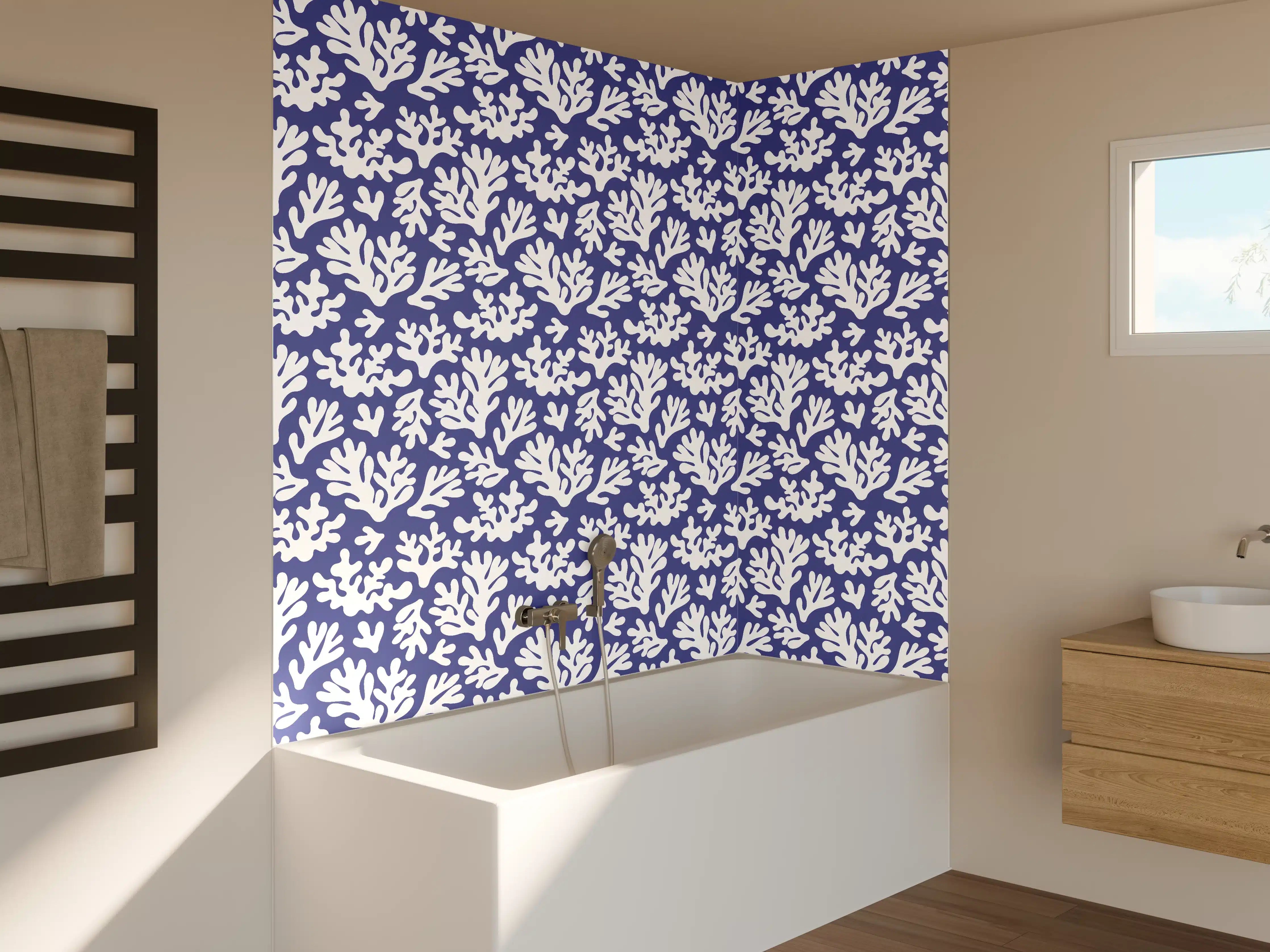 Badewannen-Rückwand - Weiße Korallen auf Blau