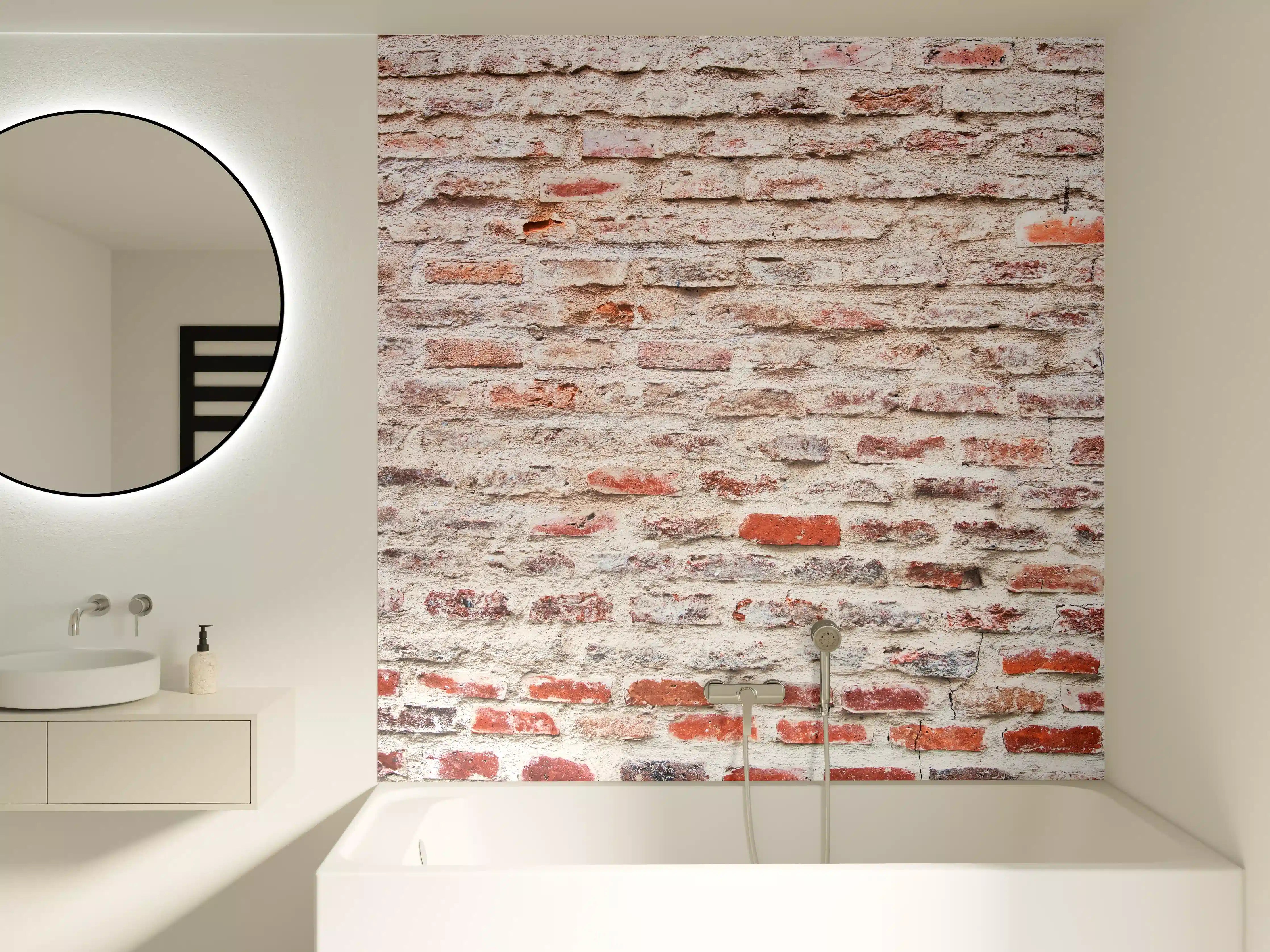 Badewannen-Rückwand - Weiße Mauer mit rotem Backstein-Detail