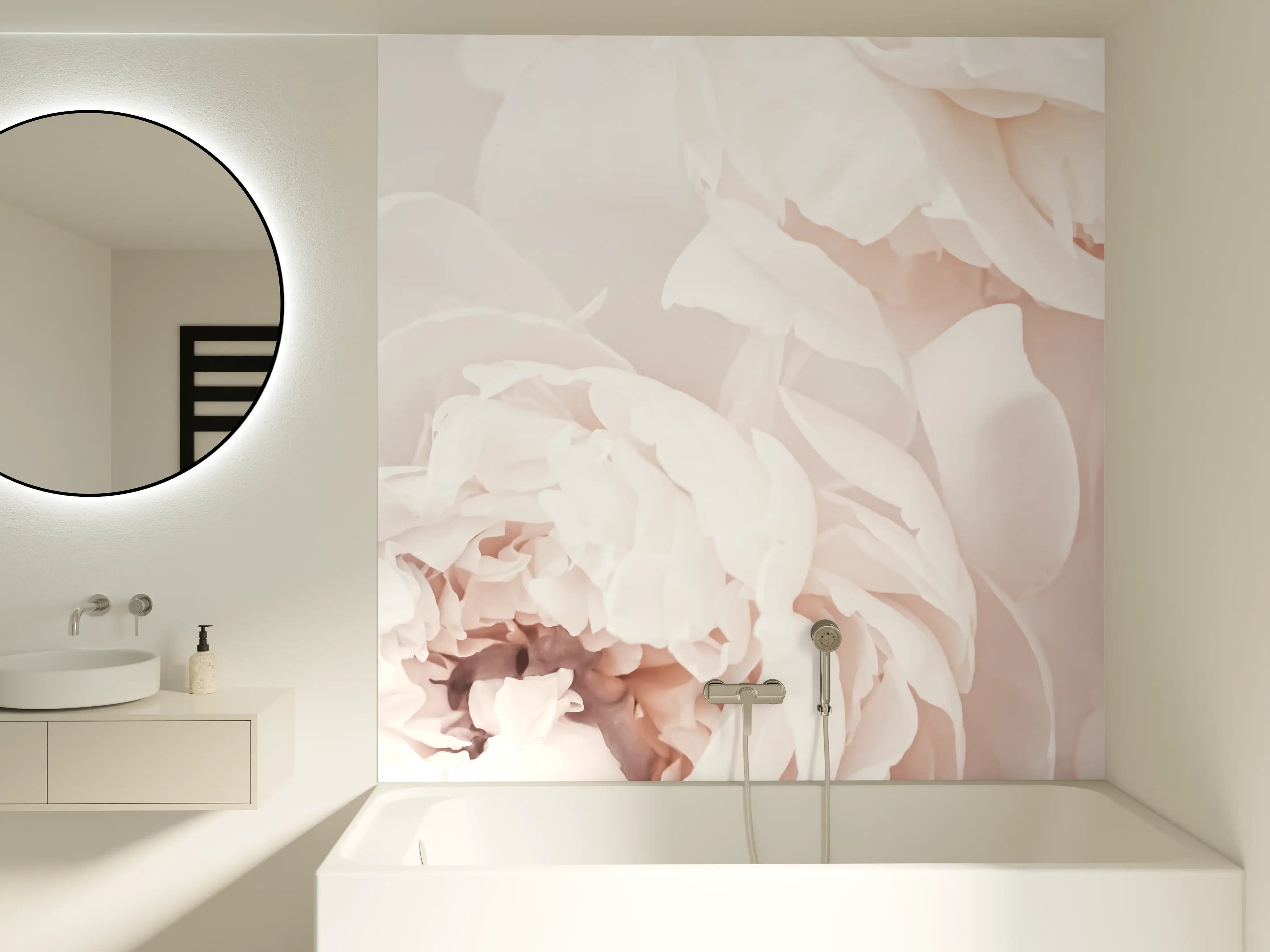Badewannen-Rückwand - Weiße Peony-Blumen mit zarten Rosatönen