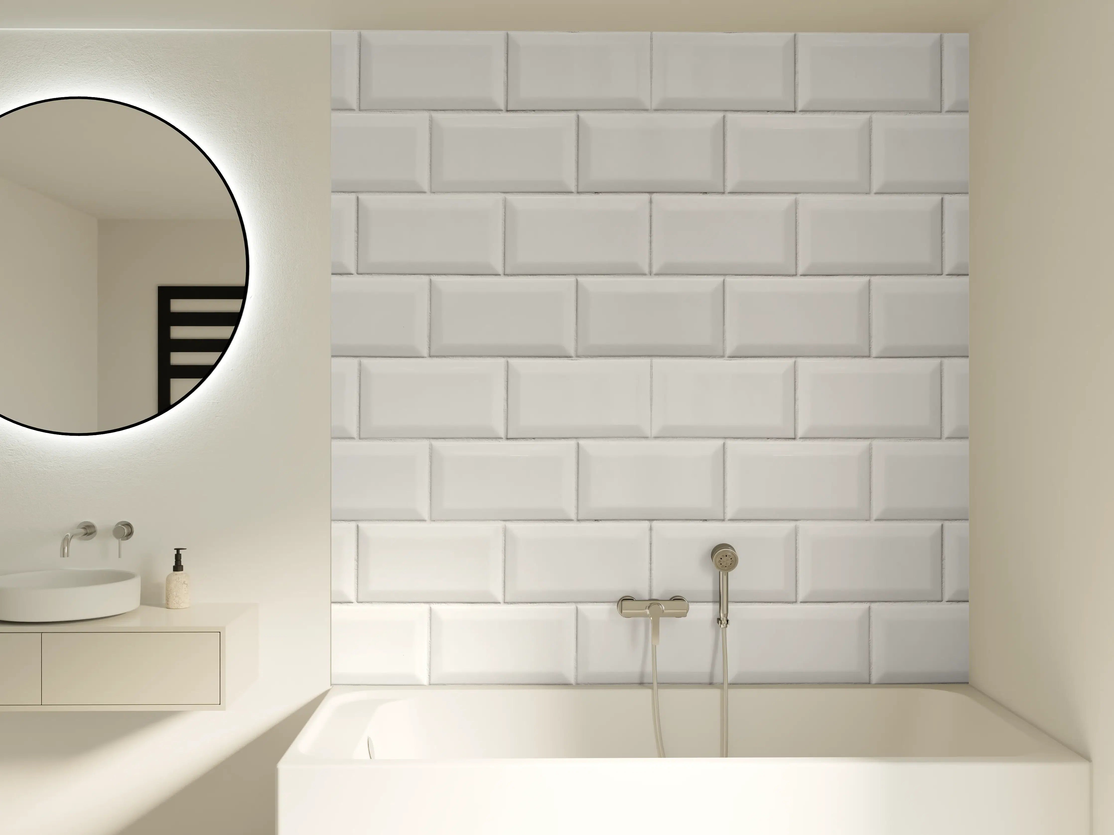 Badewannen-Rückwand - Weiße helle Ziegelfliesen