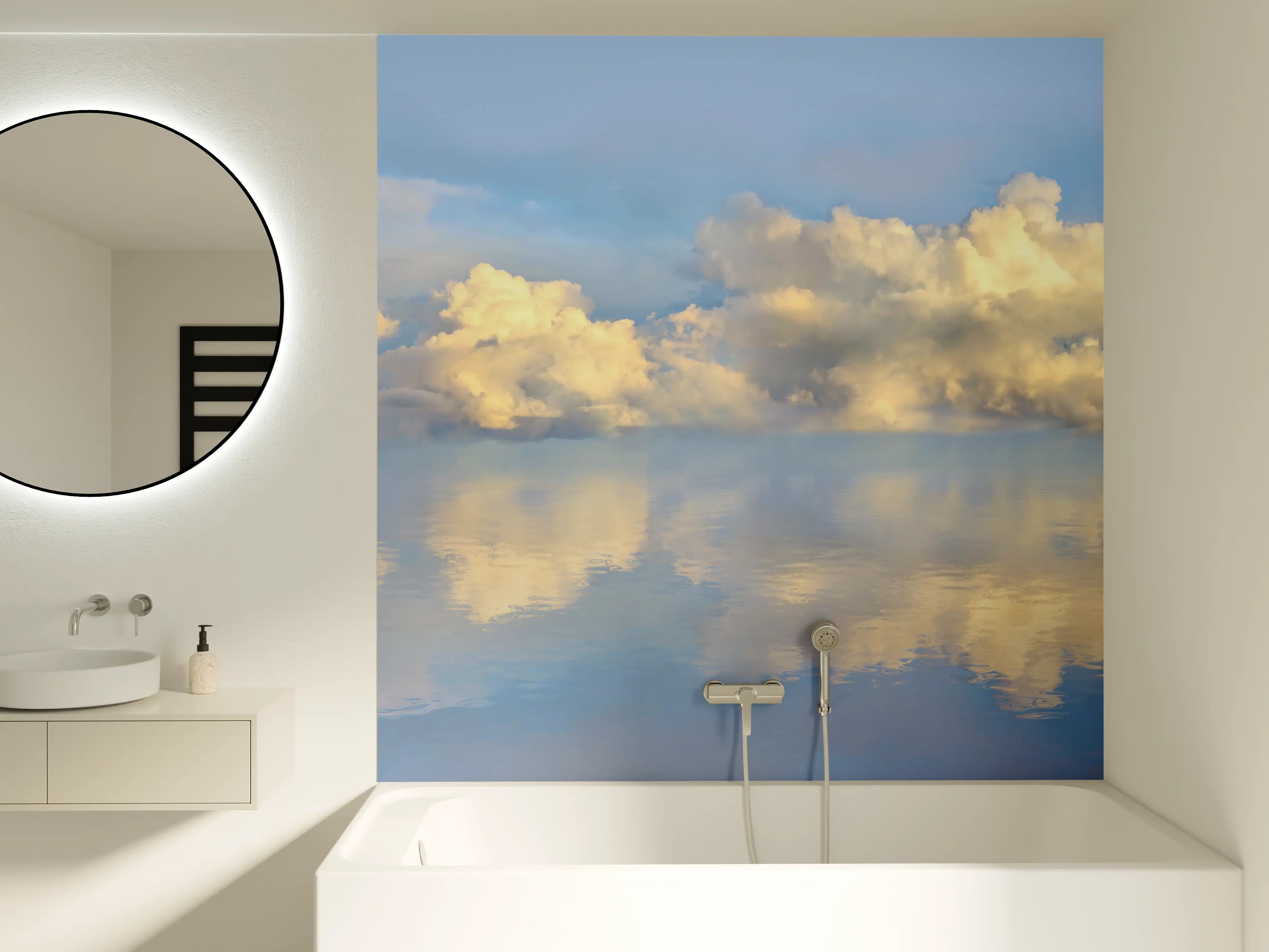 Badewannen-Rückwand - Wolkenmeer mit spiegelnder Wasseroberfläche