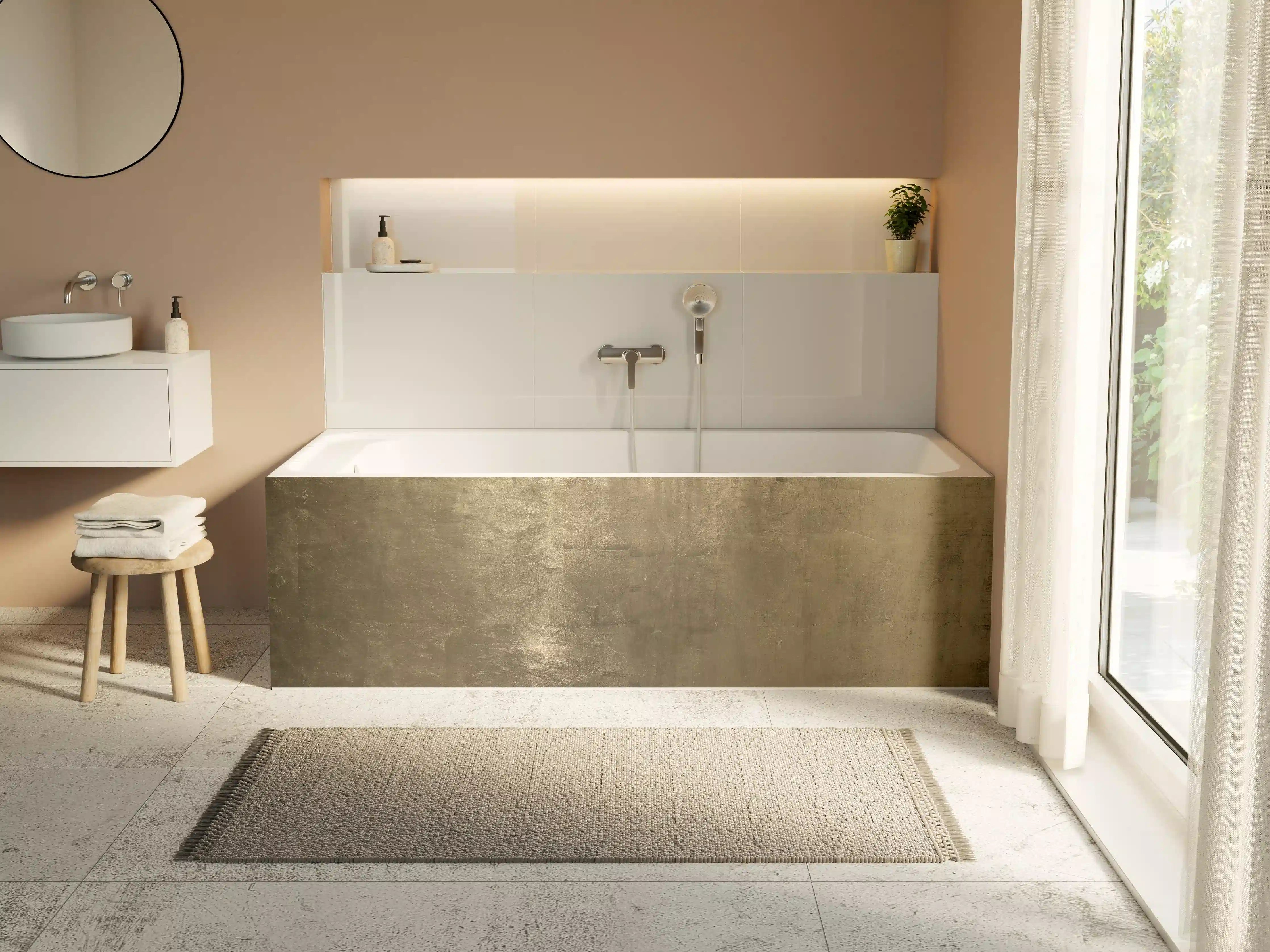 Badewannen-Rückwand - Wuchtige Betontapete in Gold-Tönen