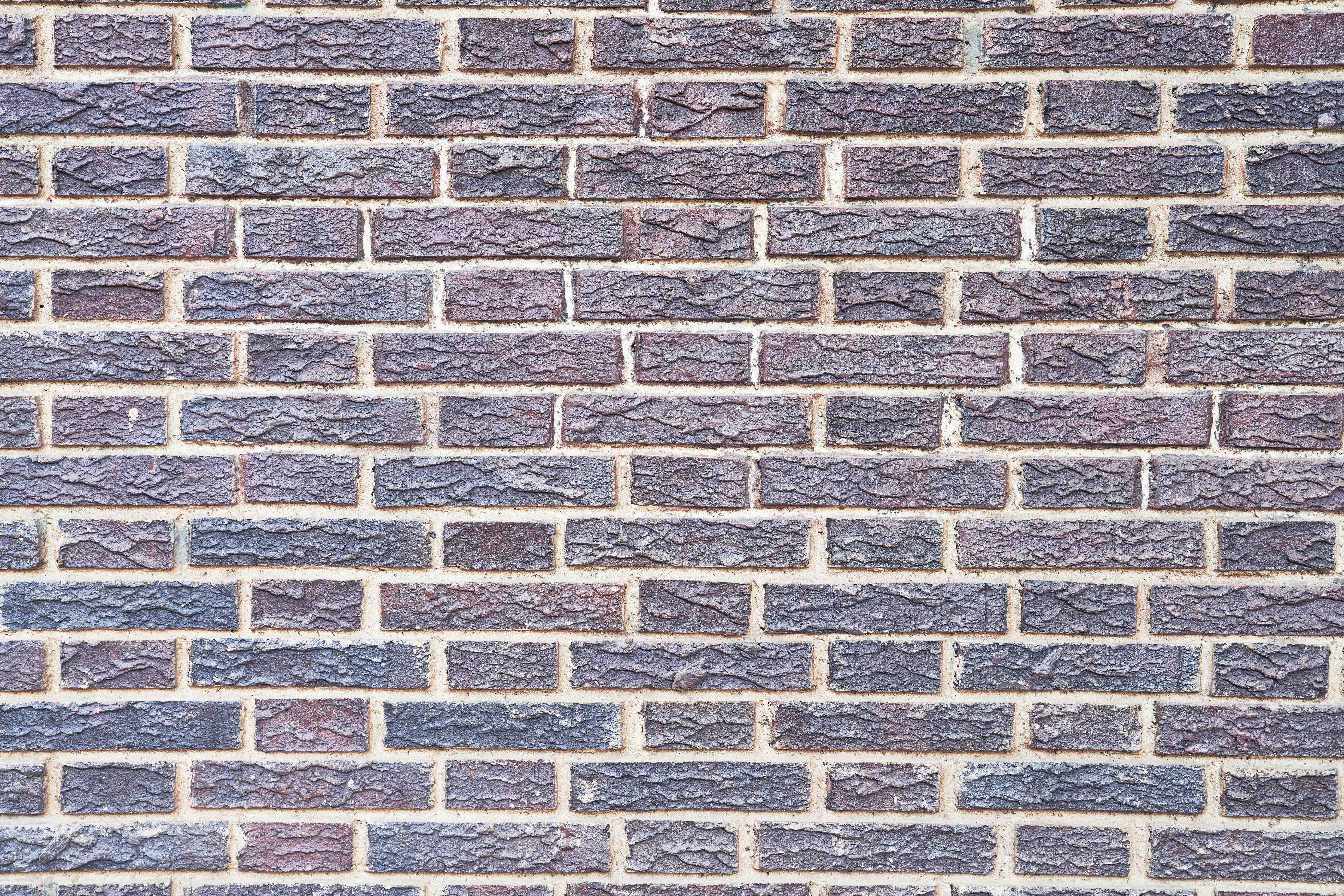 Badewannen-Rückwand-Zementmauertextur mit rissigen Fliesen