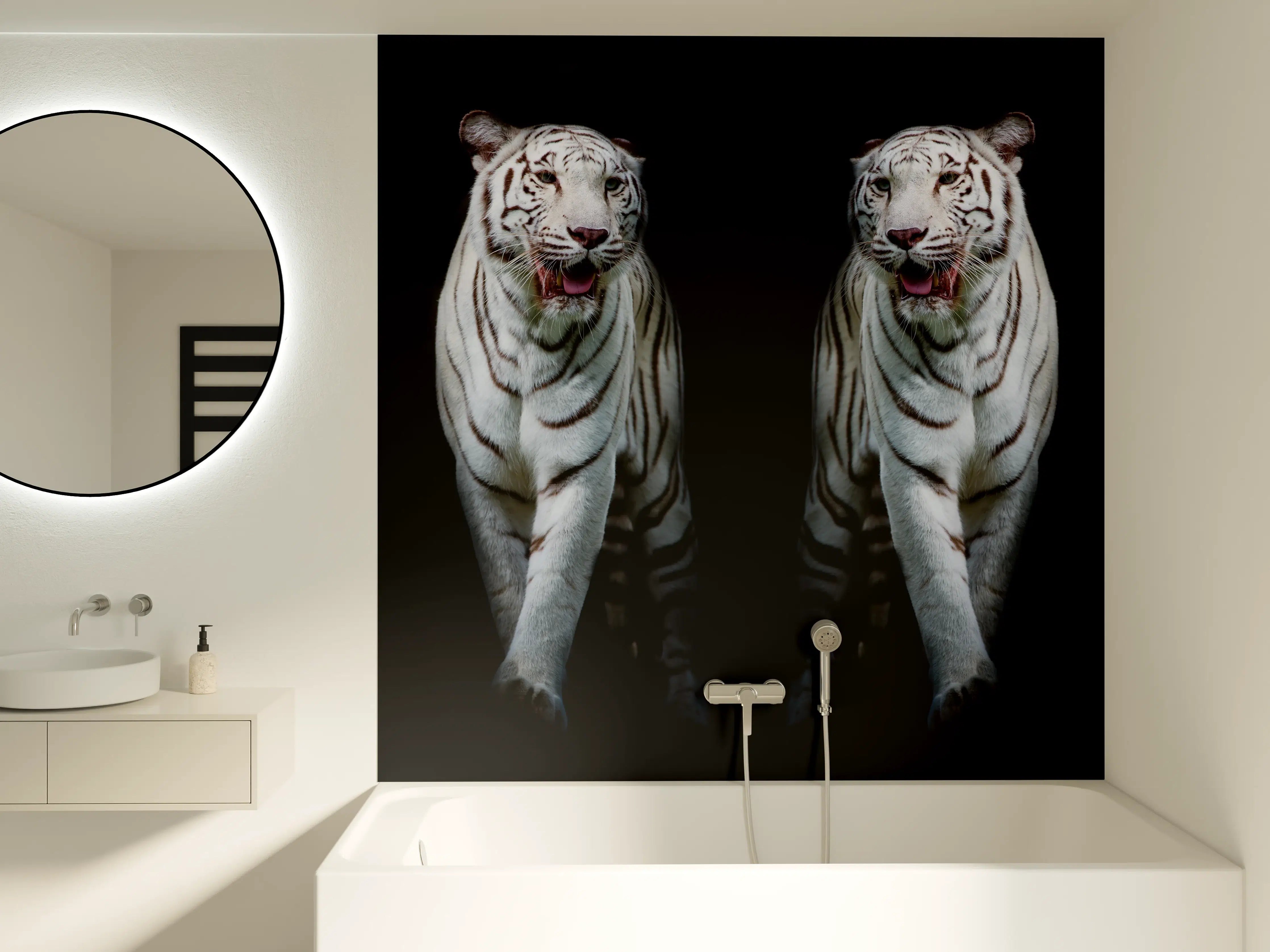 Badewannen-Rückwand - Zwei weiße Tiger auf schwarzem Hintergrund