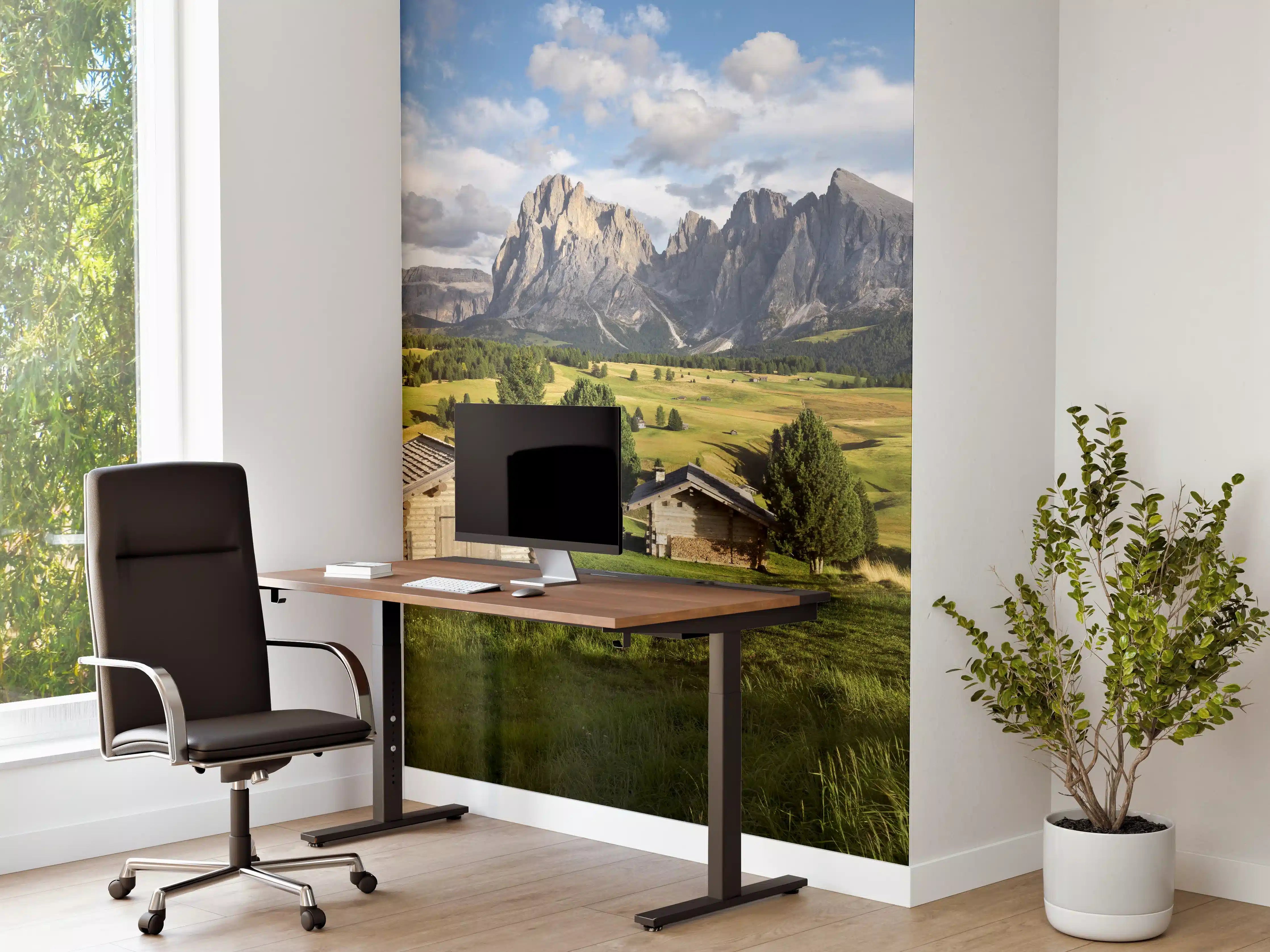 Büro Wandgestaltung - Alpenidylle mit grünen Wiesen