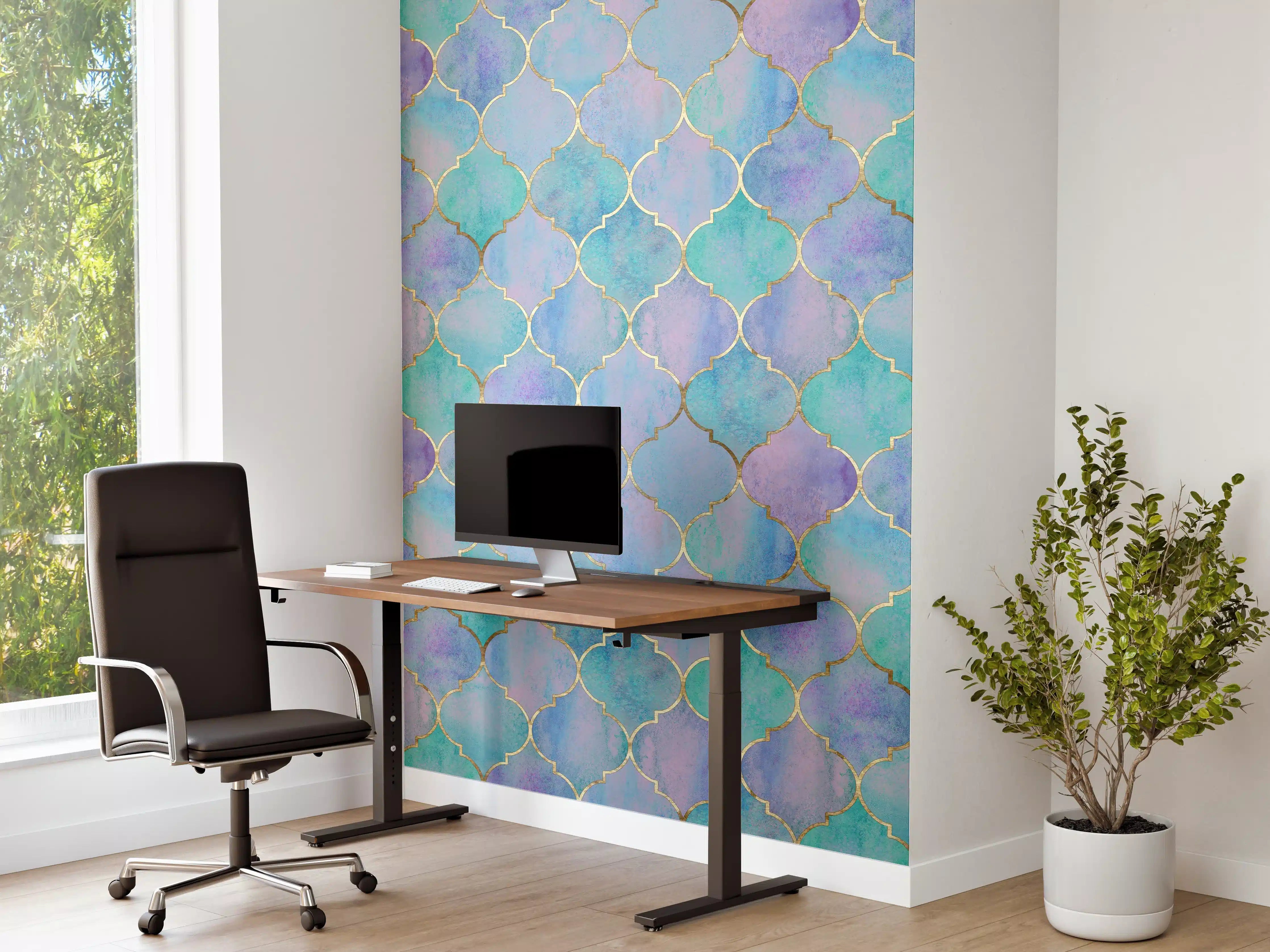 Büro Wandgestaltung - Aquarellartige Wasserfarben in Blau und Lila mit Goldakzenten