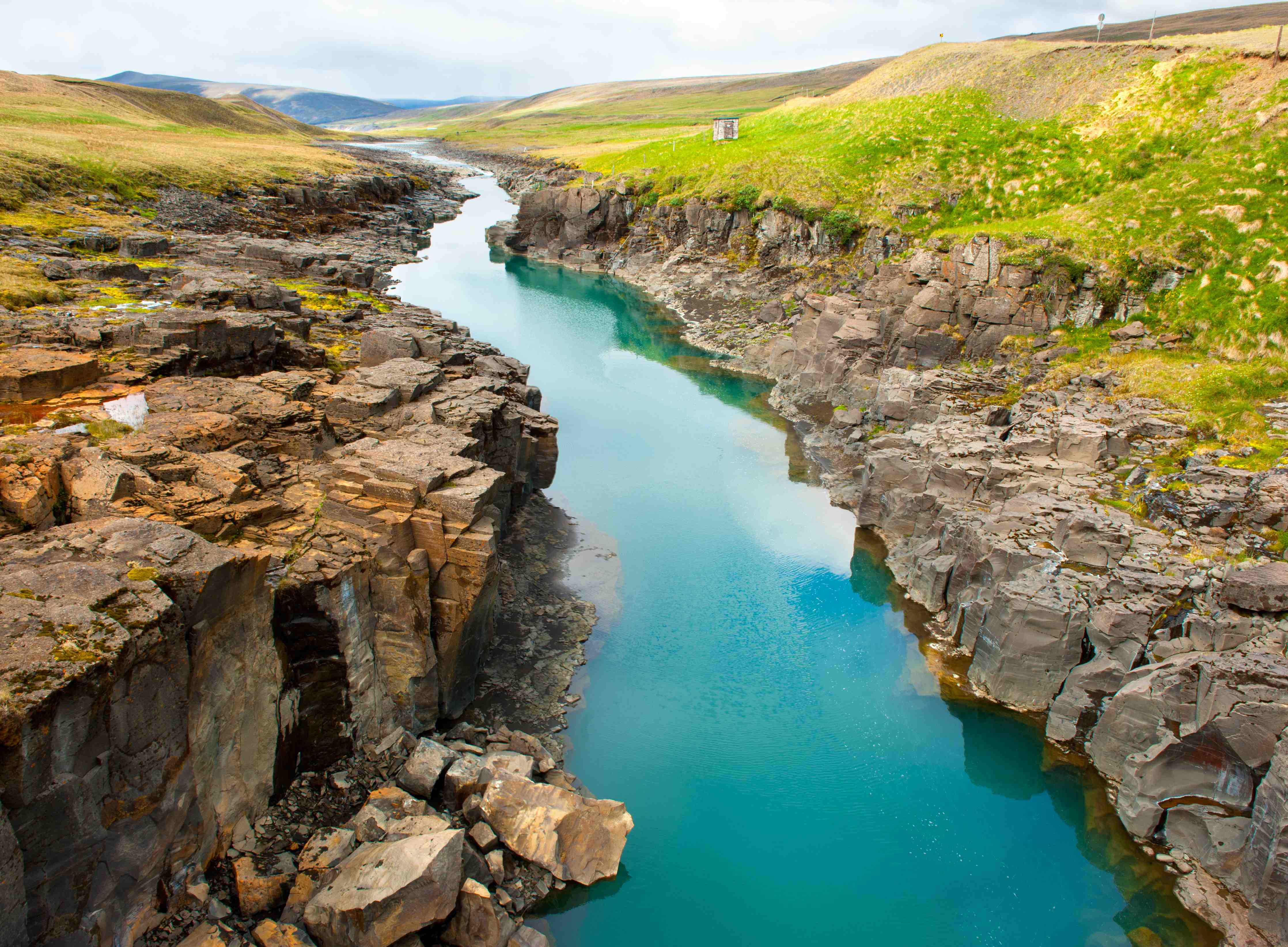 Büro Wandgestaltung-Berglandschaft mit türkisfarbenem Fluss