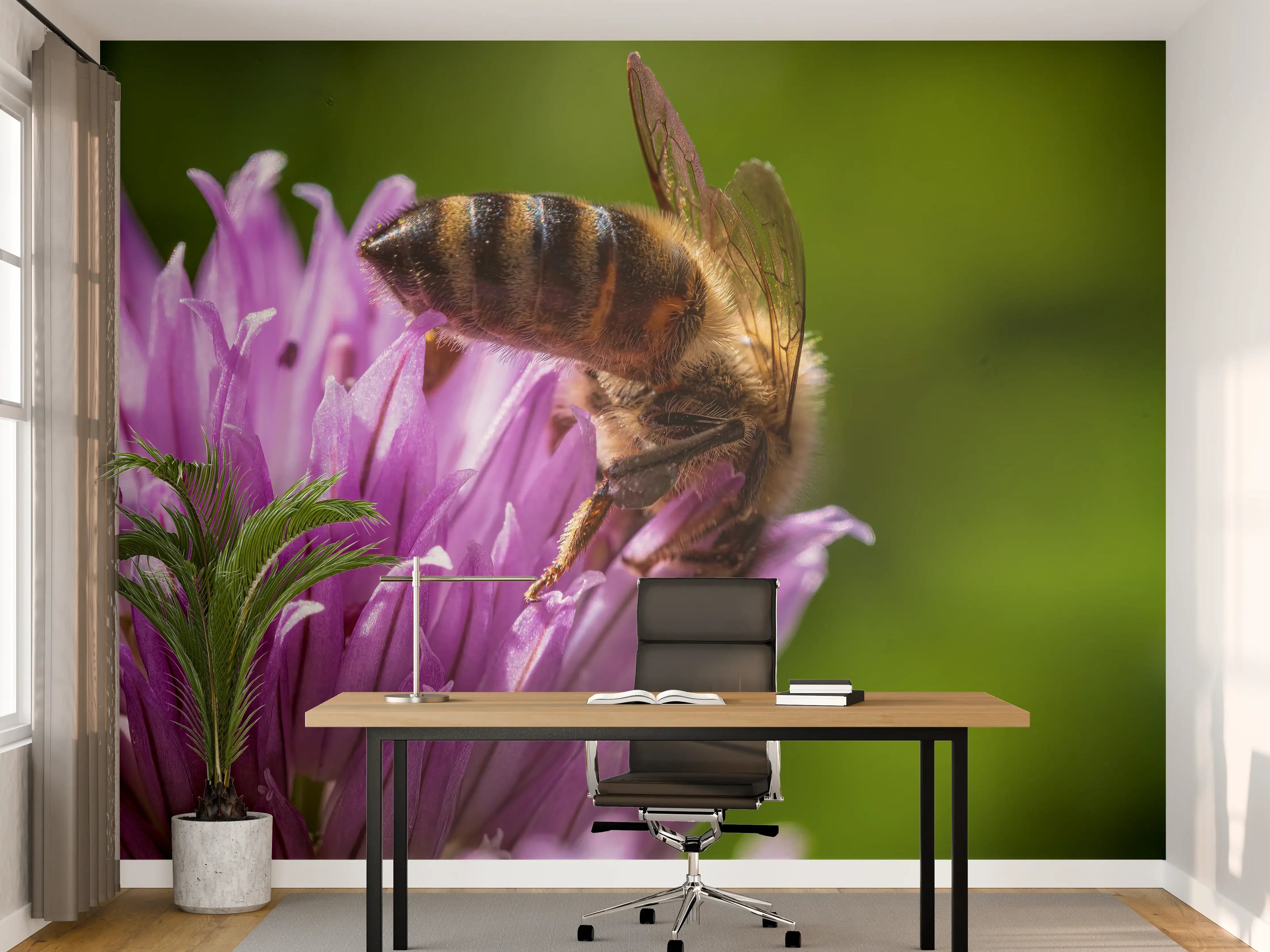 Büro Wandgestaltung - Biene auf Lila Blüte Makro