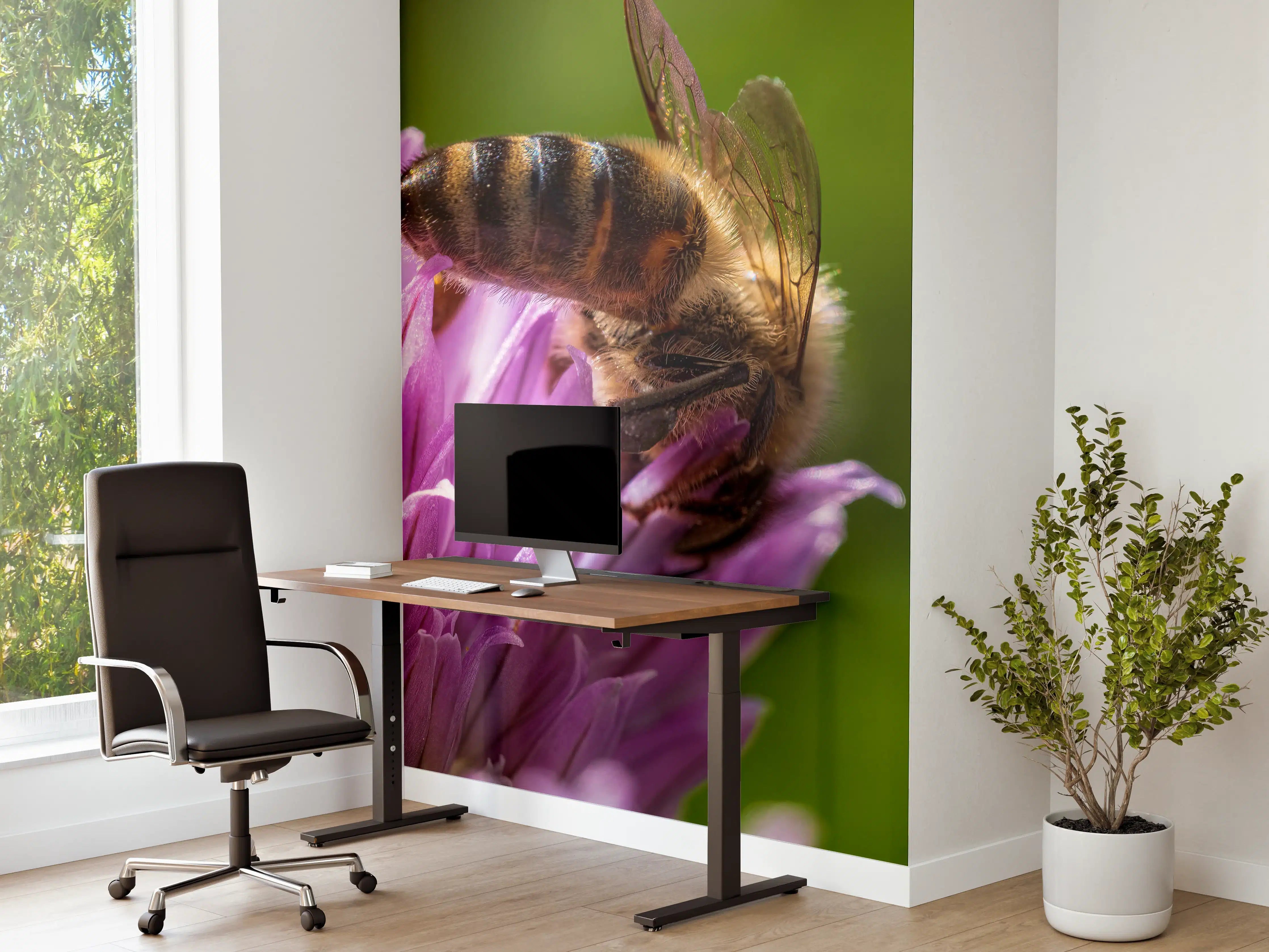 Büro Wandgestaltung - Biene auf Lila Blüte Makro