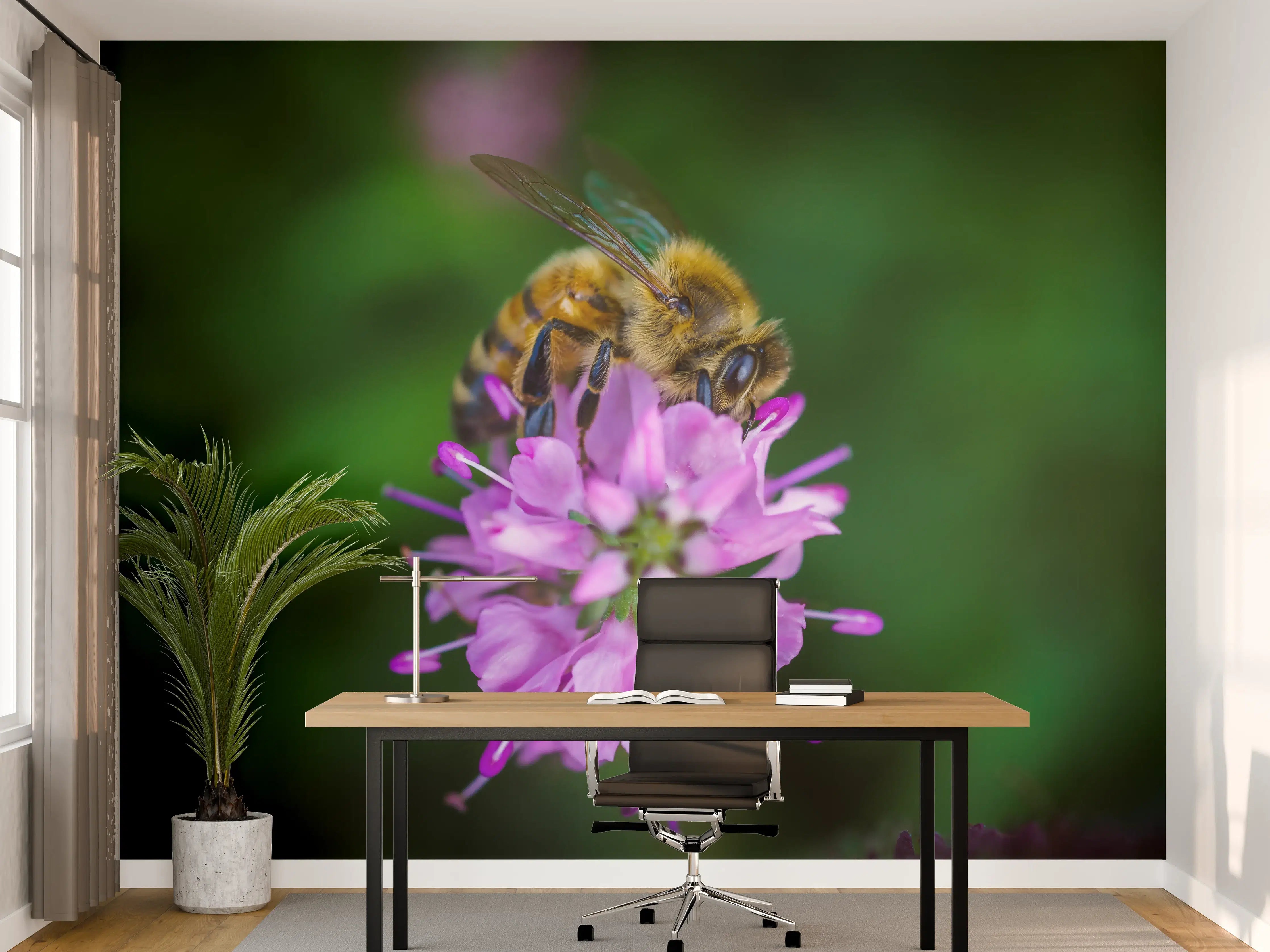 Büro Wandgestaltung - Biene auf lila Blüte