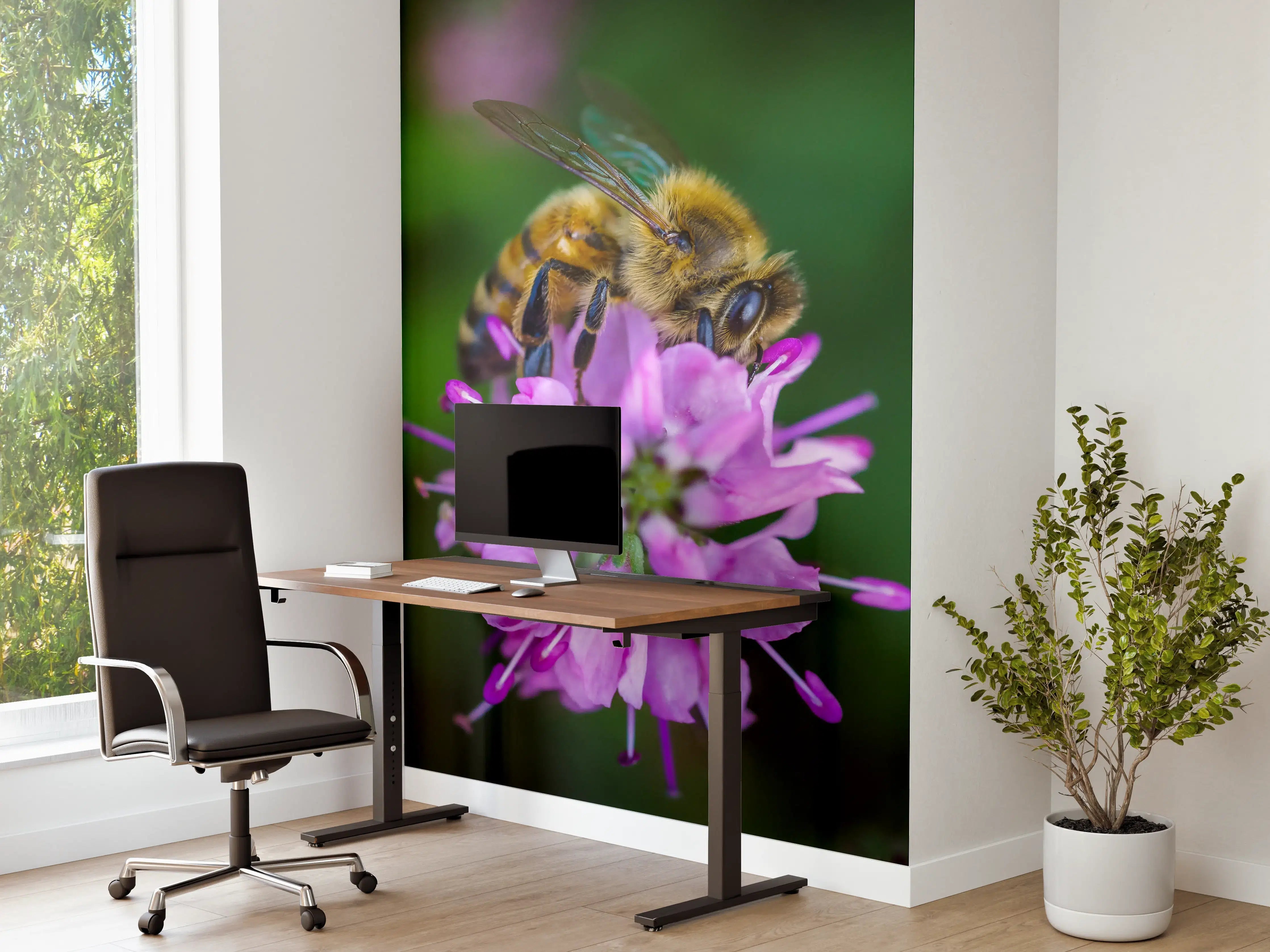 Büro Wandgestaltung - Biene auf lila Blüte