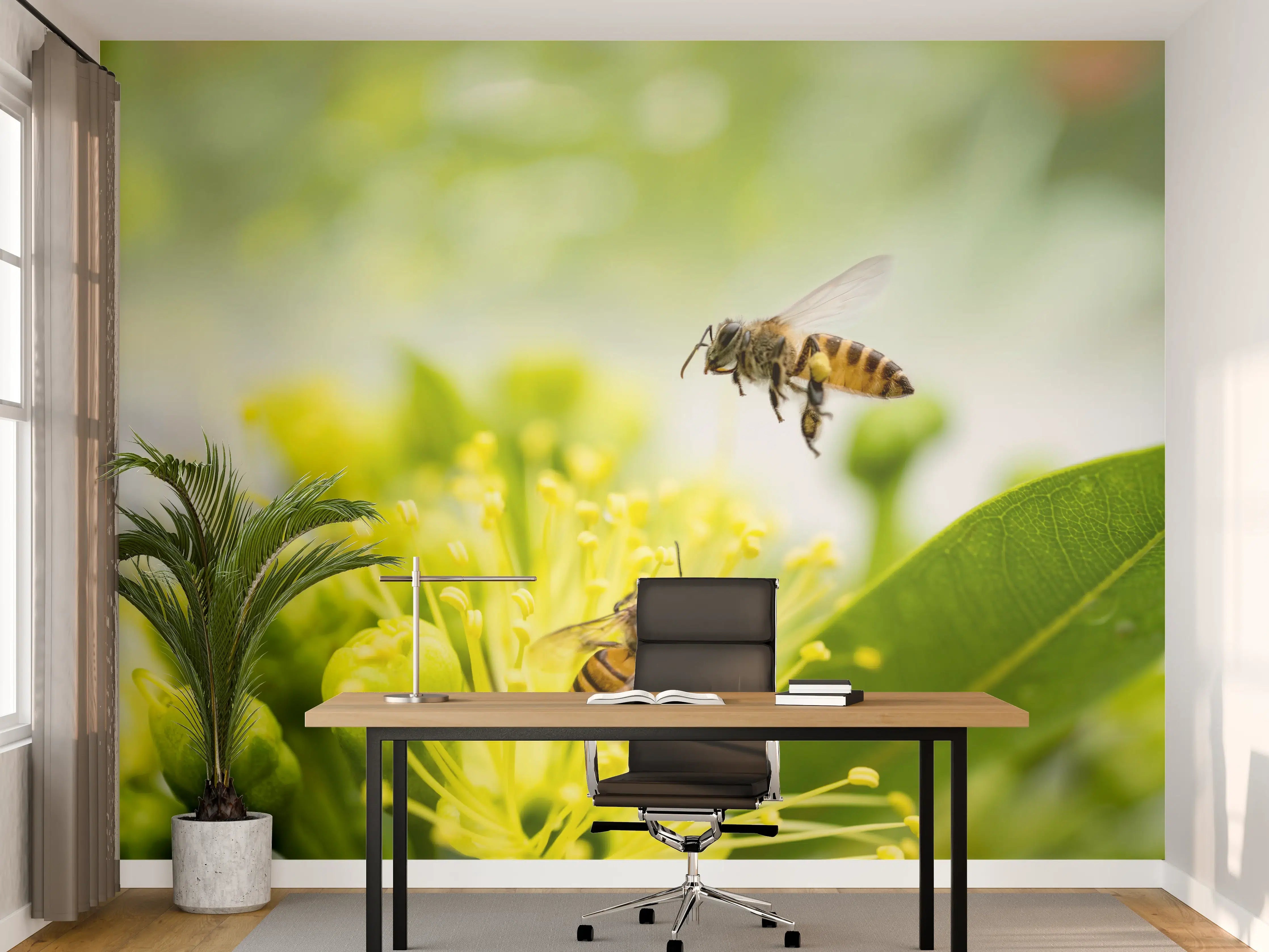 Büro Wandgestaltung - Biene sammelt Pollen an einer Blüte