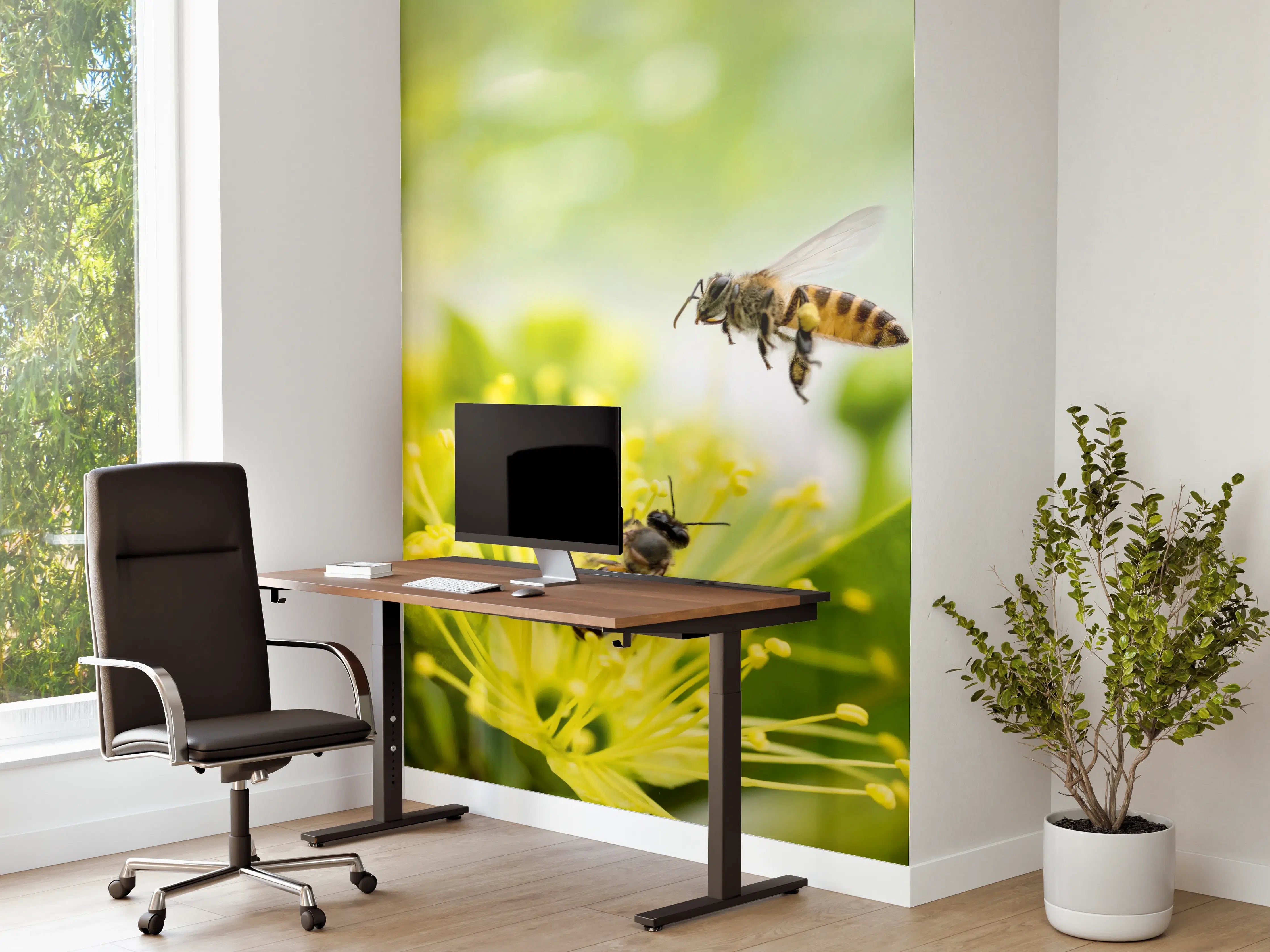 Büro Wandgestaltung - Biene sammelt Pollen an einer Blüte