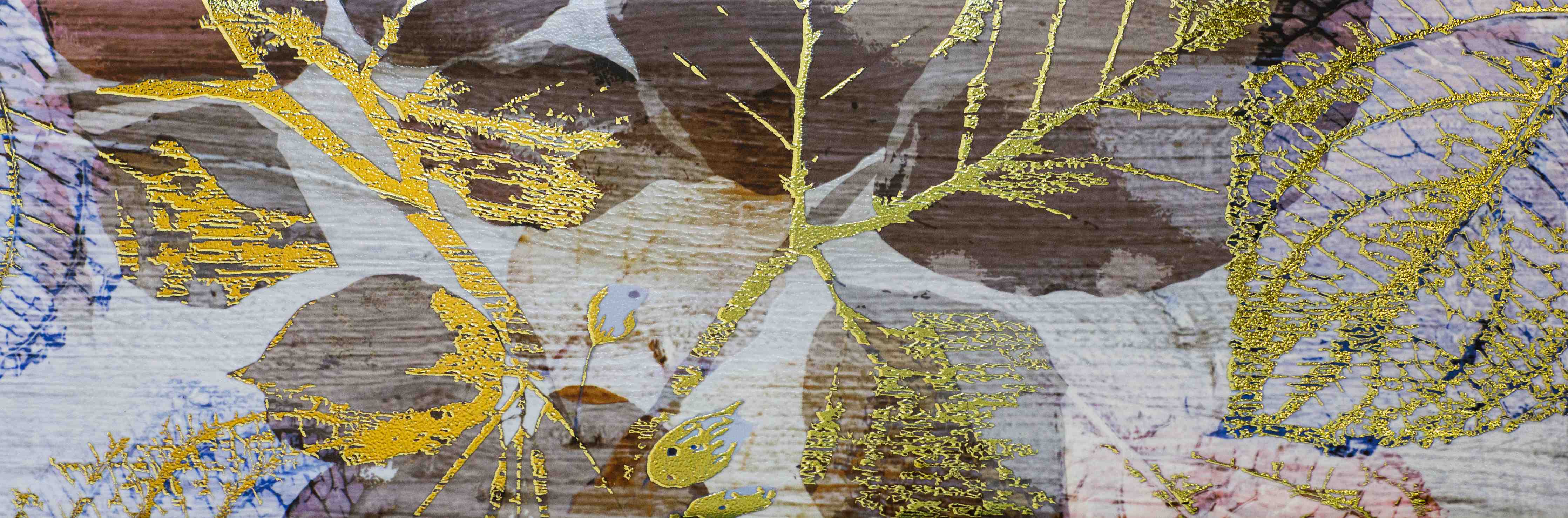 Büro Wandgestaltung-Blätter in Gold und Silber mit bunten Akzenten