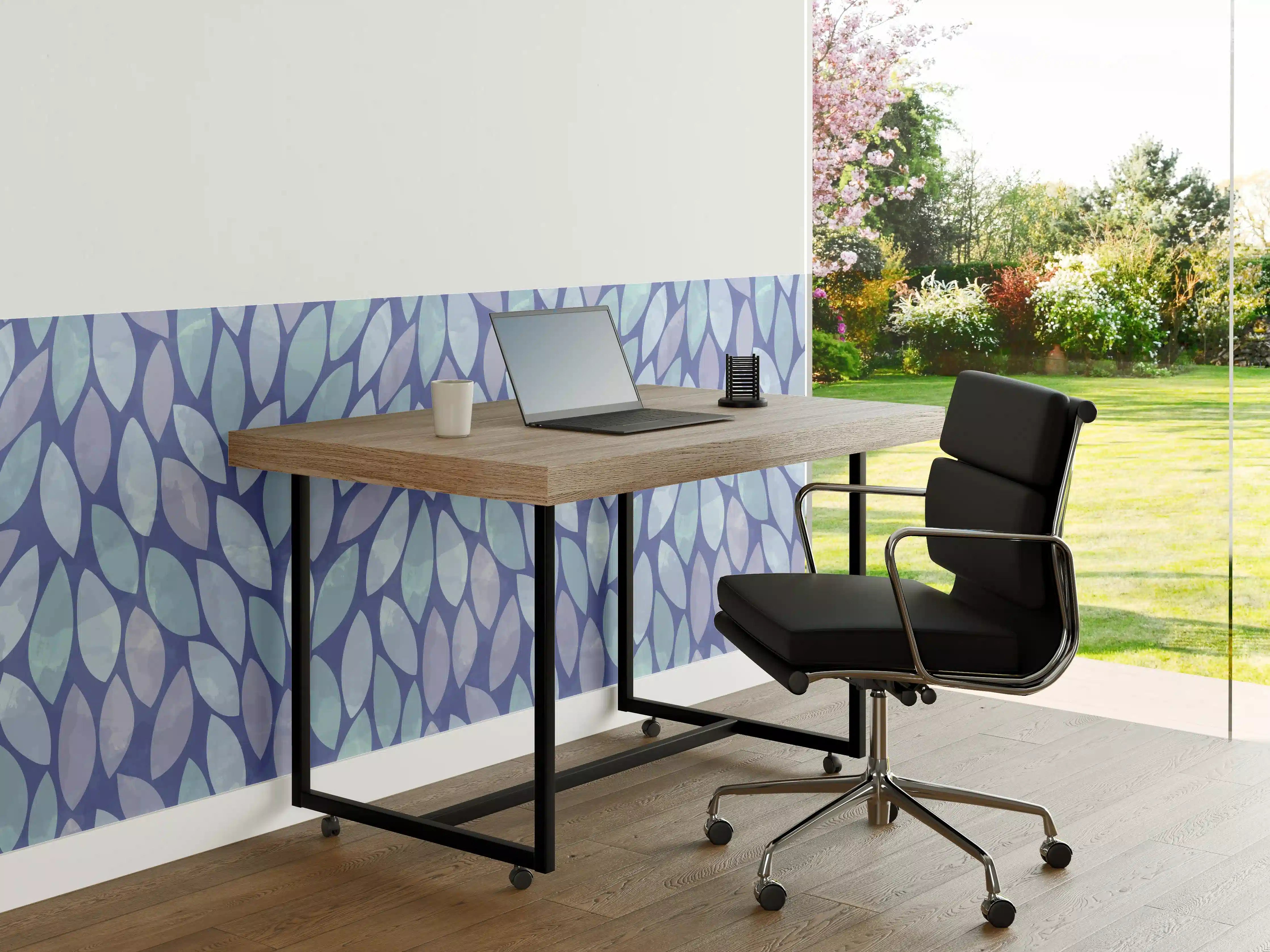 Büro Wandgestaltung - Blau-Lila Blumenmotive mit Grautönen