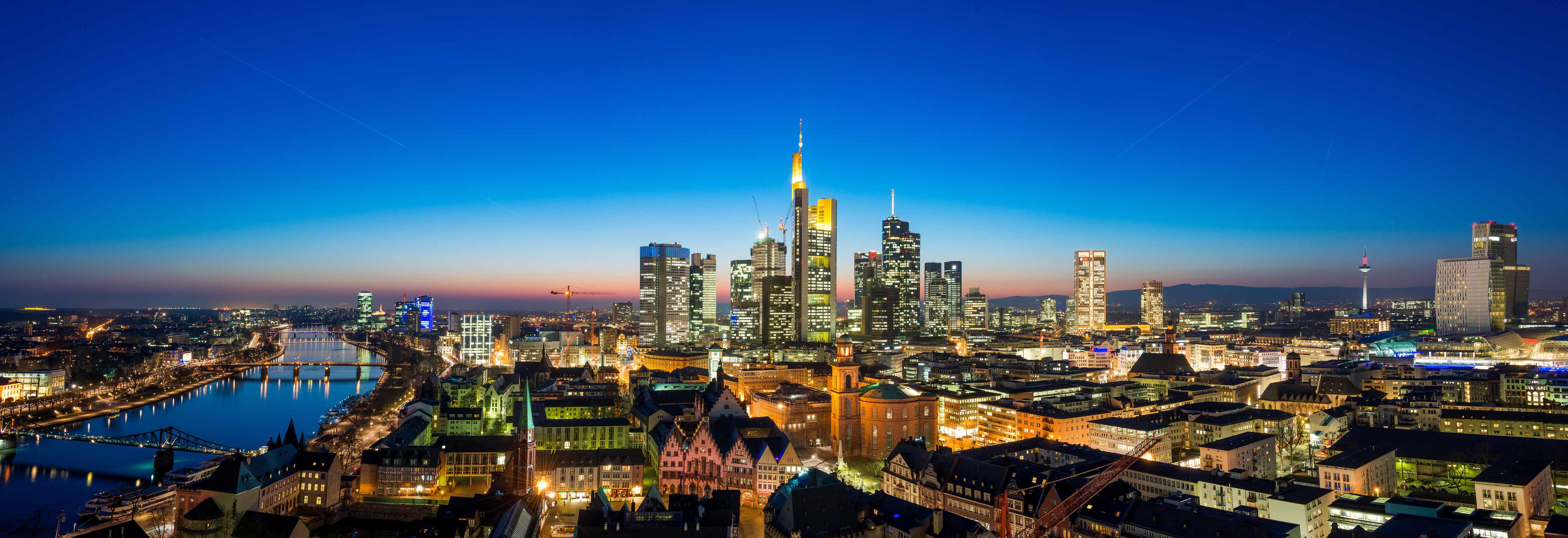 Büro Wandgestaltung-Blaue Skyline bei Abenddämmerung
