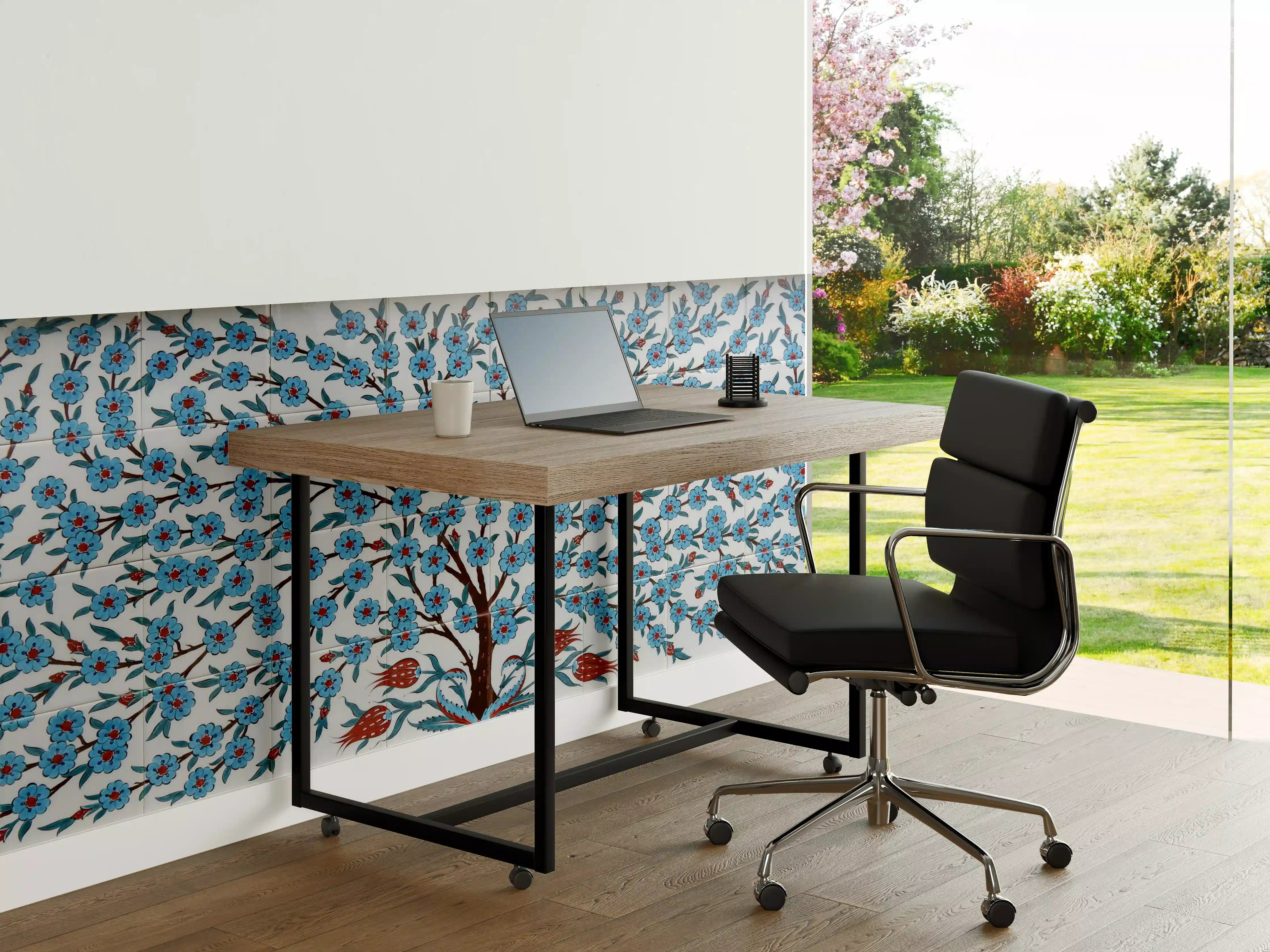 Büro Wandgestaltung - Blauer Baum mit Vögeln auf weißem Hintergrund