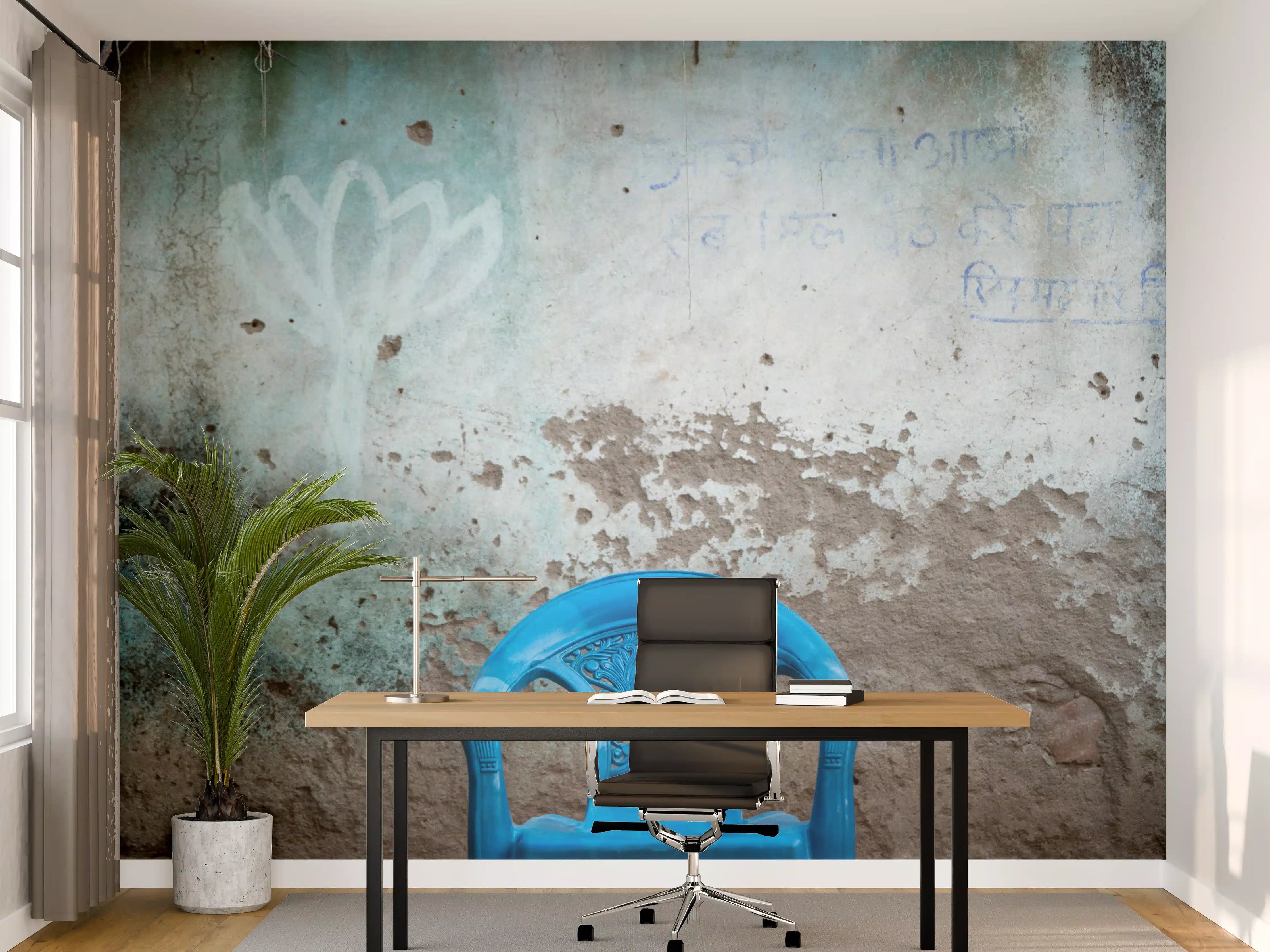 Büro Wandgestaltung - Blauer Stuhl vor alter Fassade