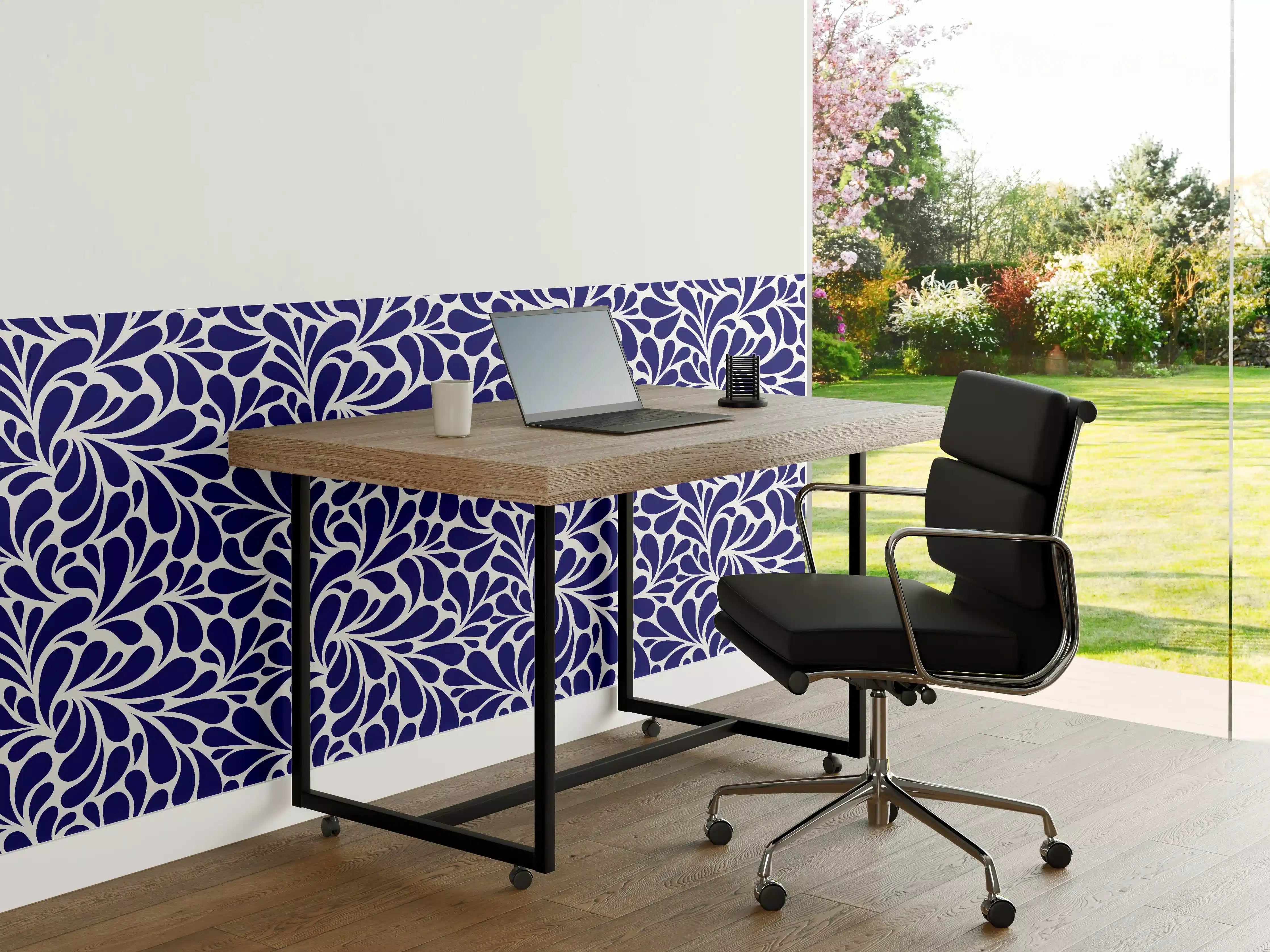 Büro Wandgestaltung - Blaues Blumenmuster – Eleganz und Frische