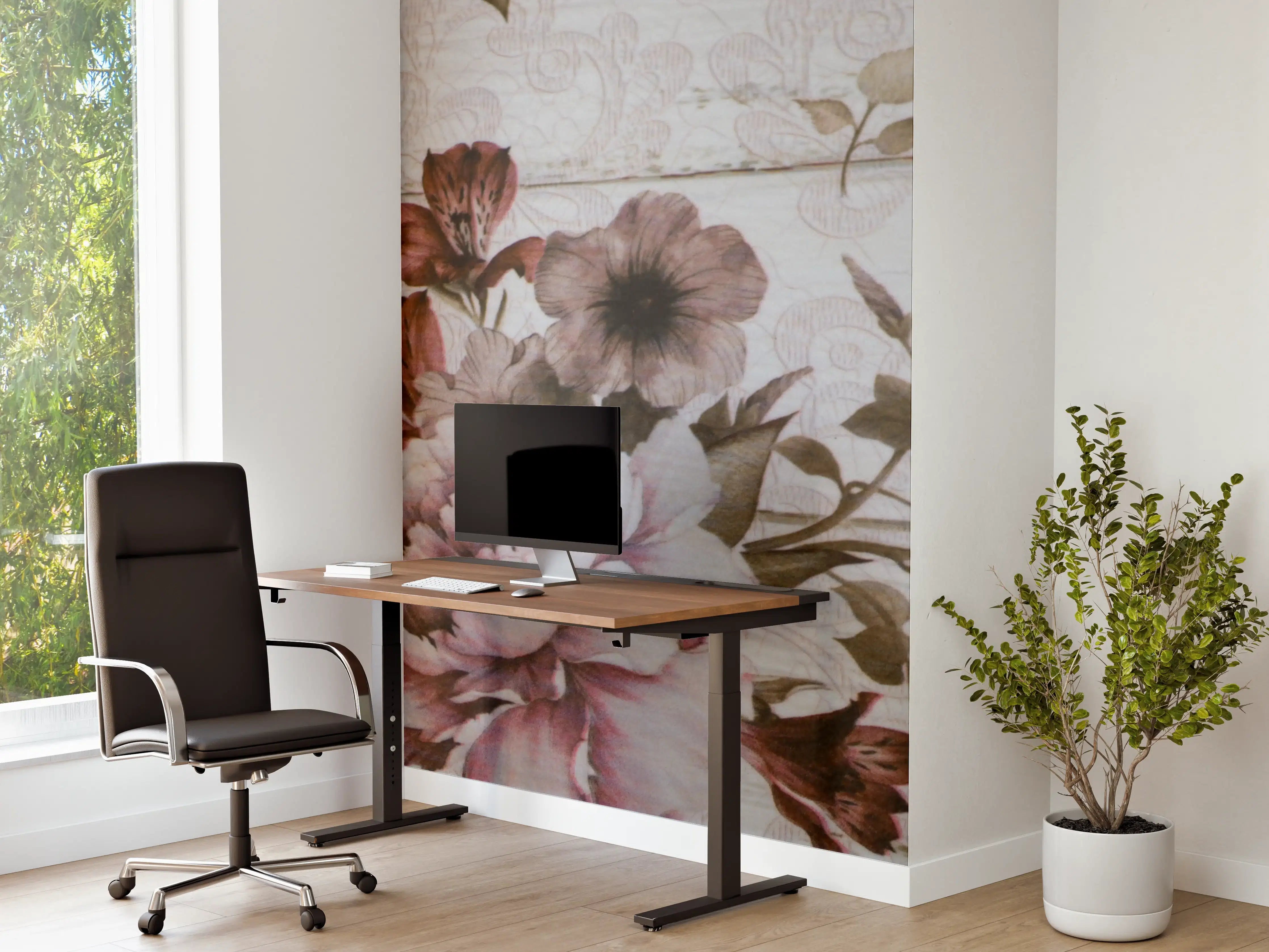 Büro Wandgestaltung - Blumenmuster auf Holzoptik mit dezenten Farben