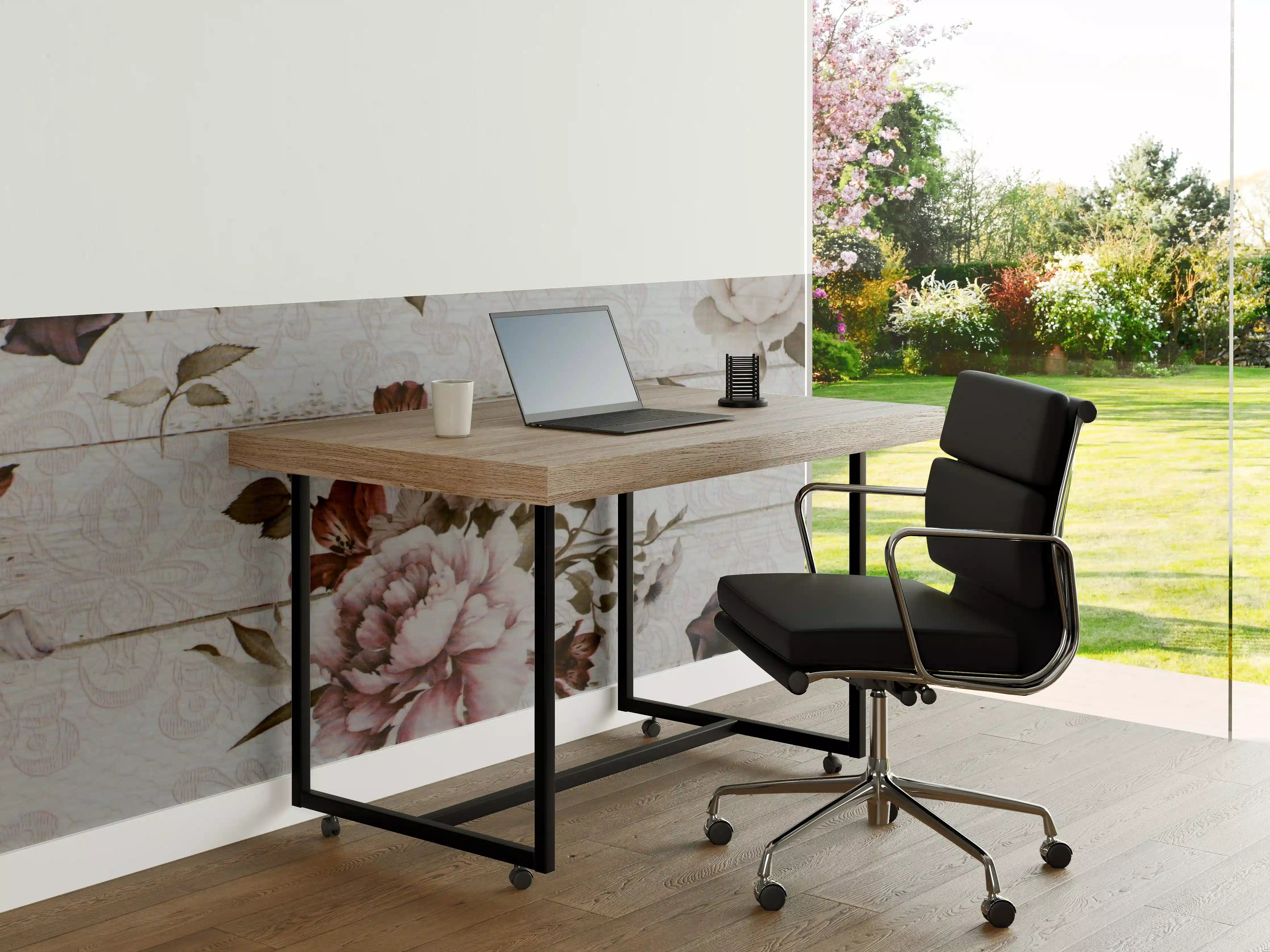 Büro Wandgestaltung - Blumenmuster auf Holzoptik mit dezenten Farben