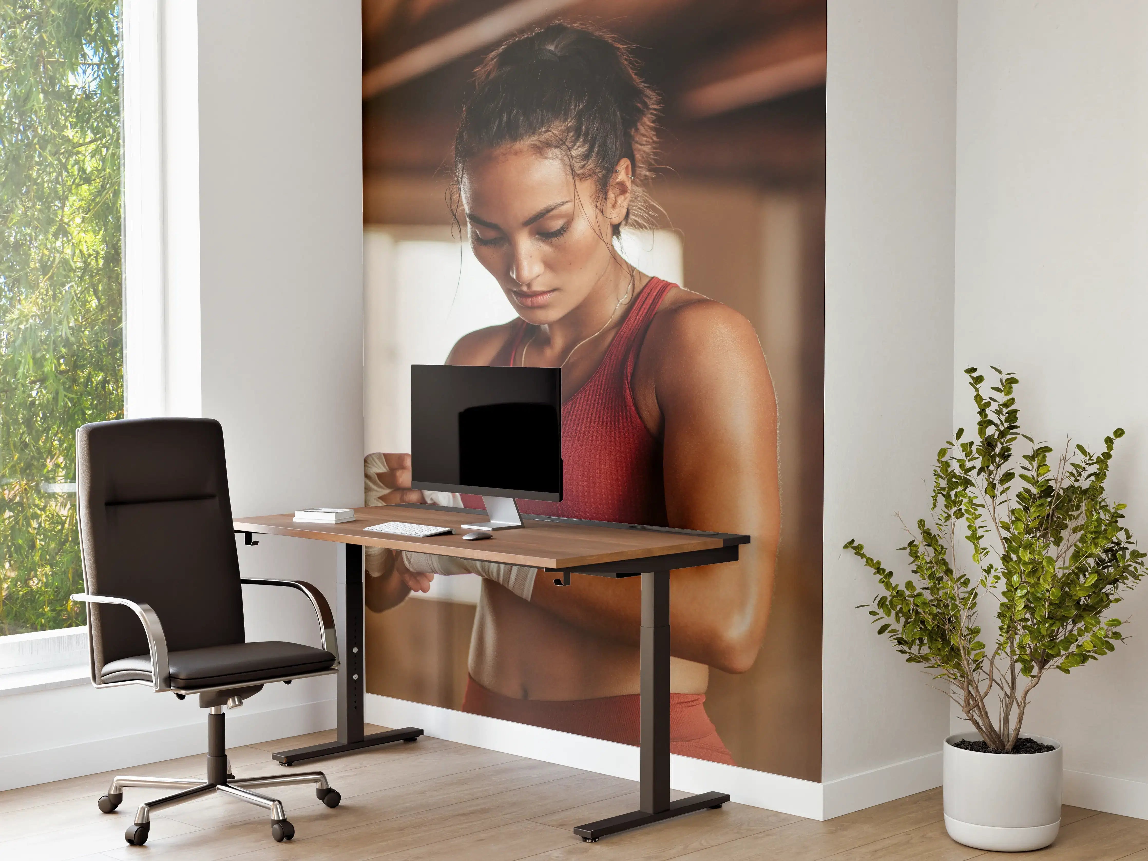 Büro Wandgestaltung - Boxerin mit Armband am Handgelenk
