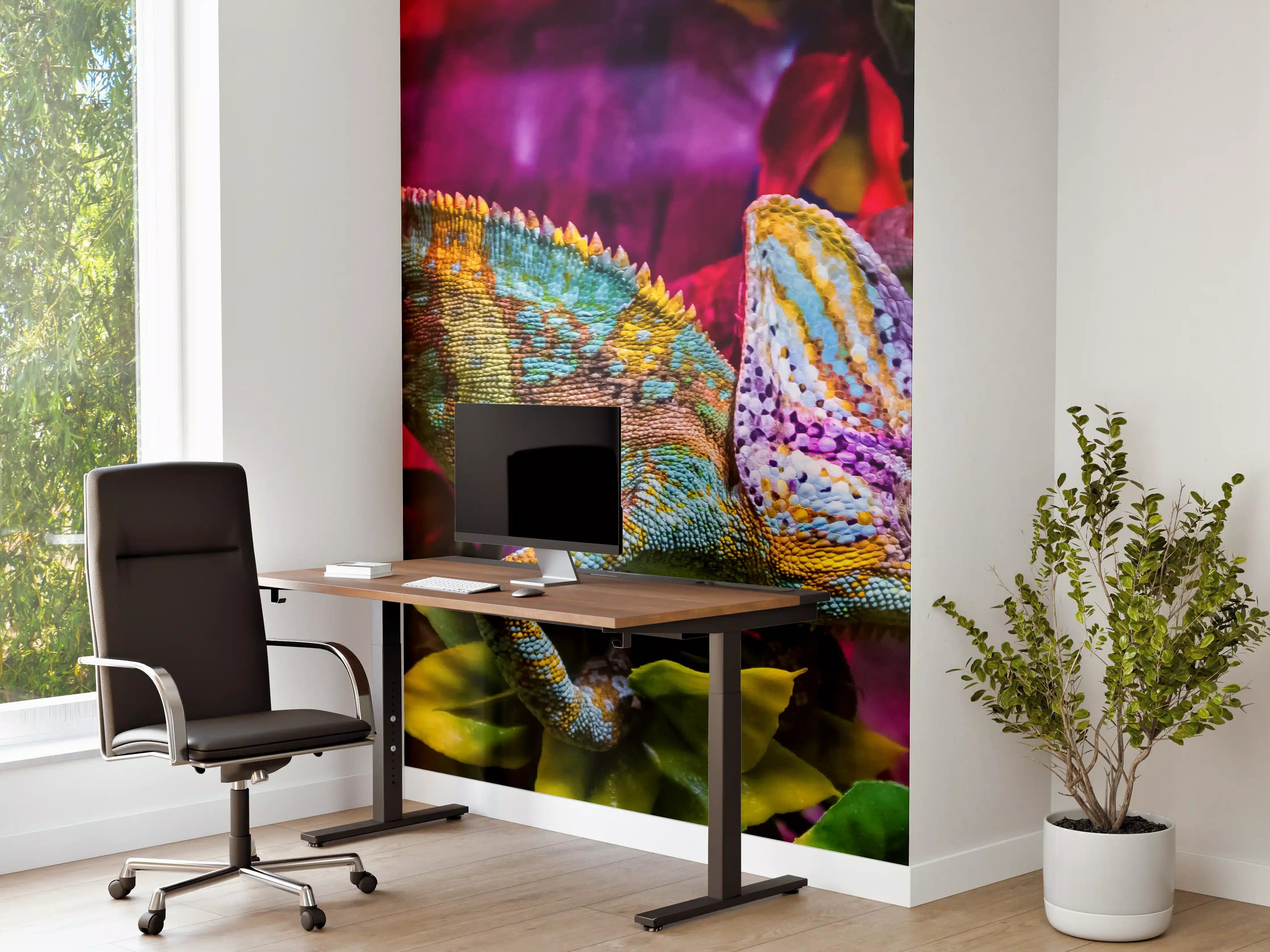 Büro Wandgestaltung - Bunte Chamäleon-Deko mit tropischen Pflanzen