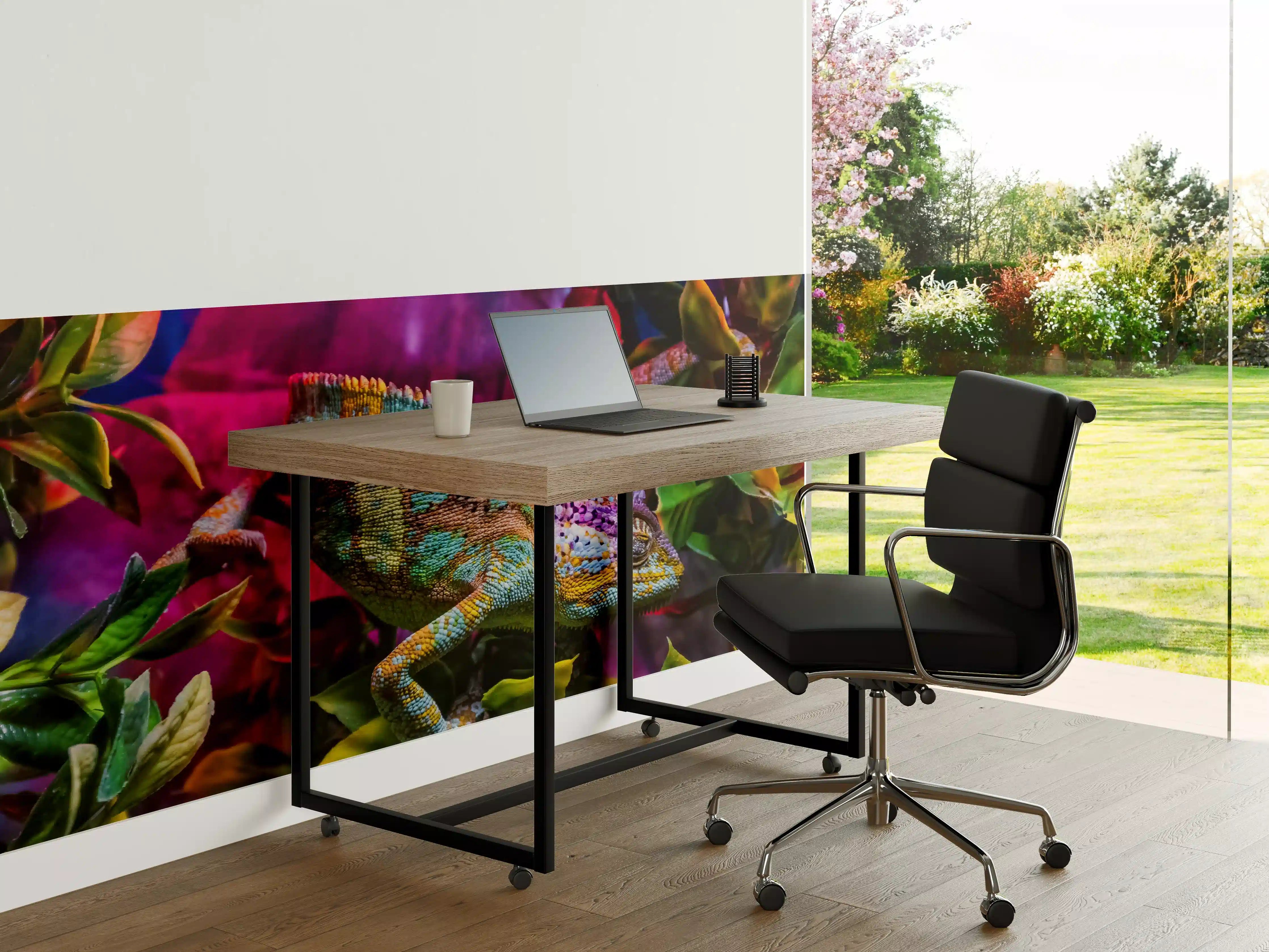 Büro Wandgestaltung - Bunte Chamäleon-Deko mit tropischen Pflanzen