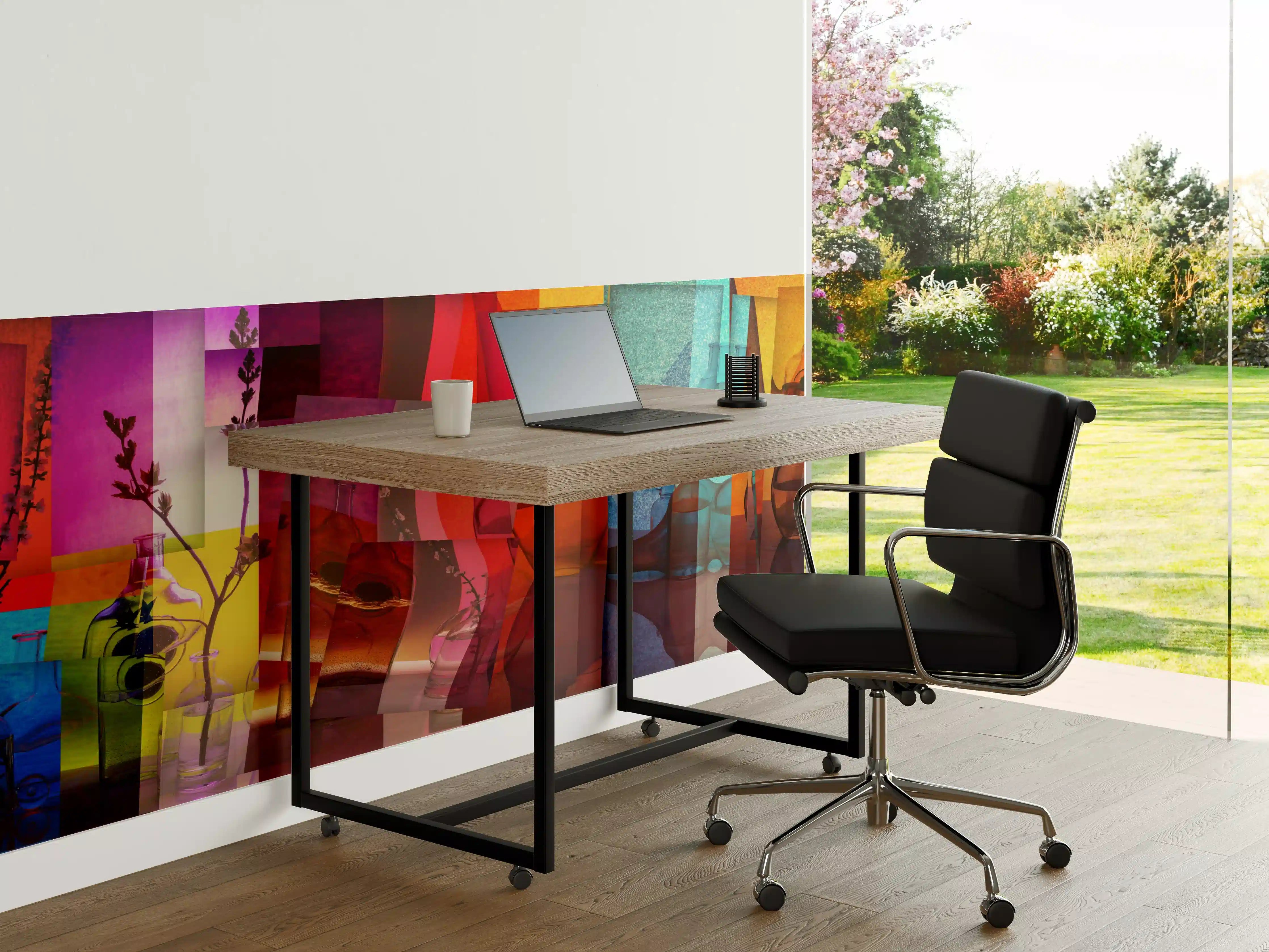 Büro Wandgestaltung - Bunte Glasflaschen und Pflanzen in Farbenpracht