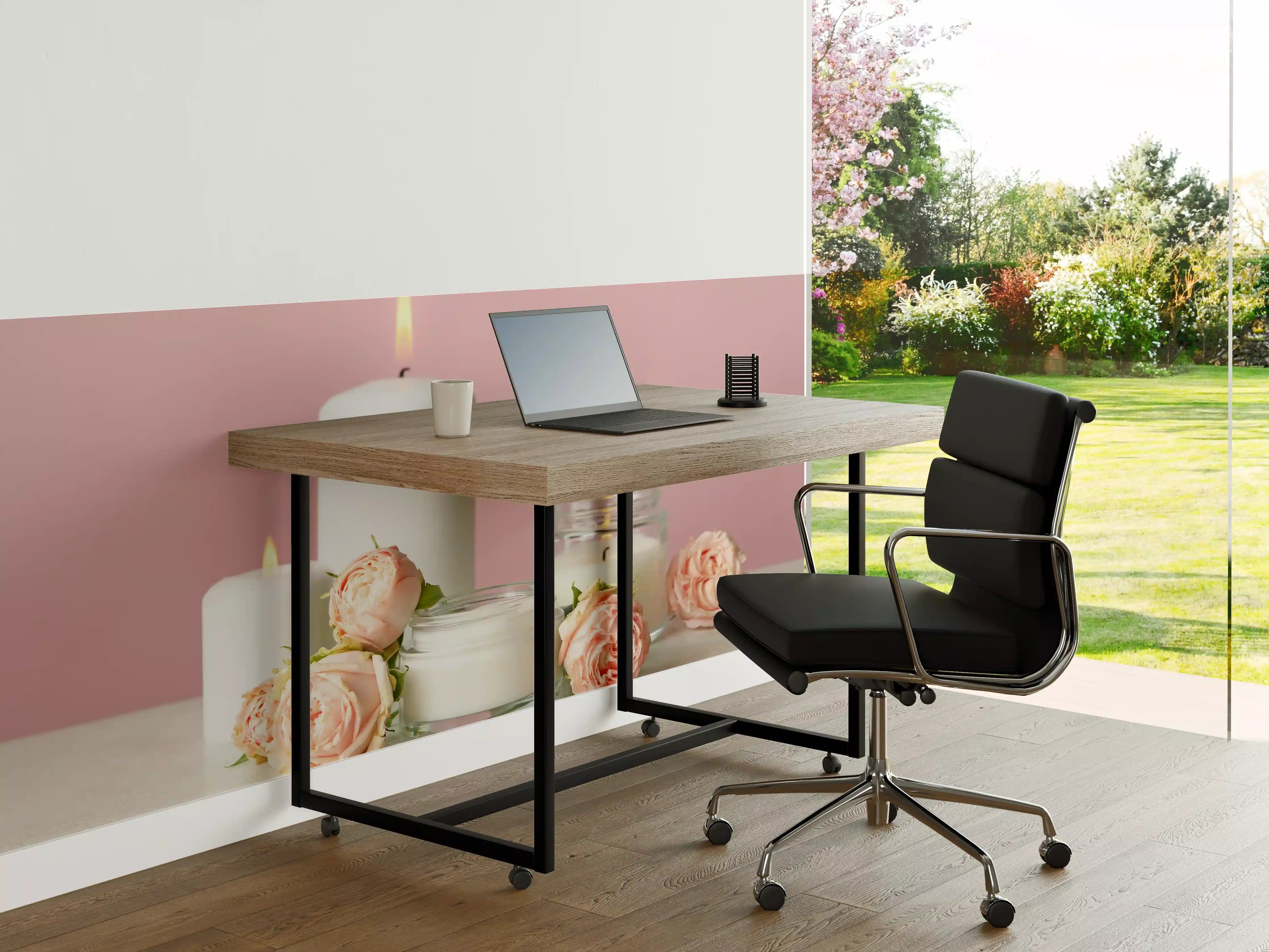 Büro Wandgestaltung - Duftkerzen und Rosen auf weißem Tisch 