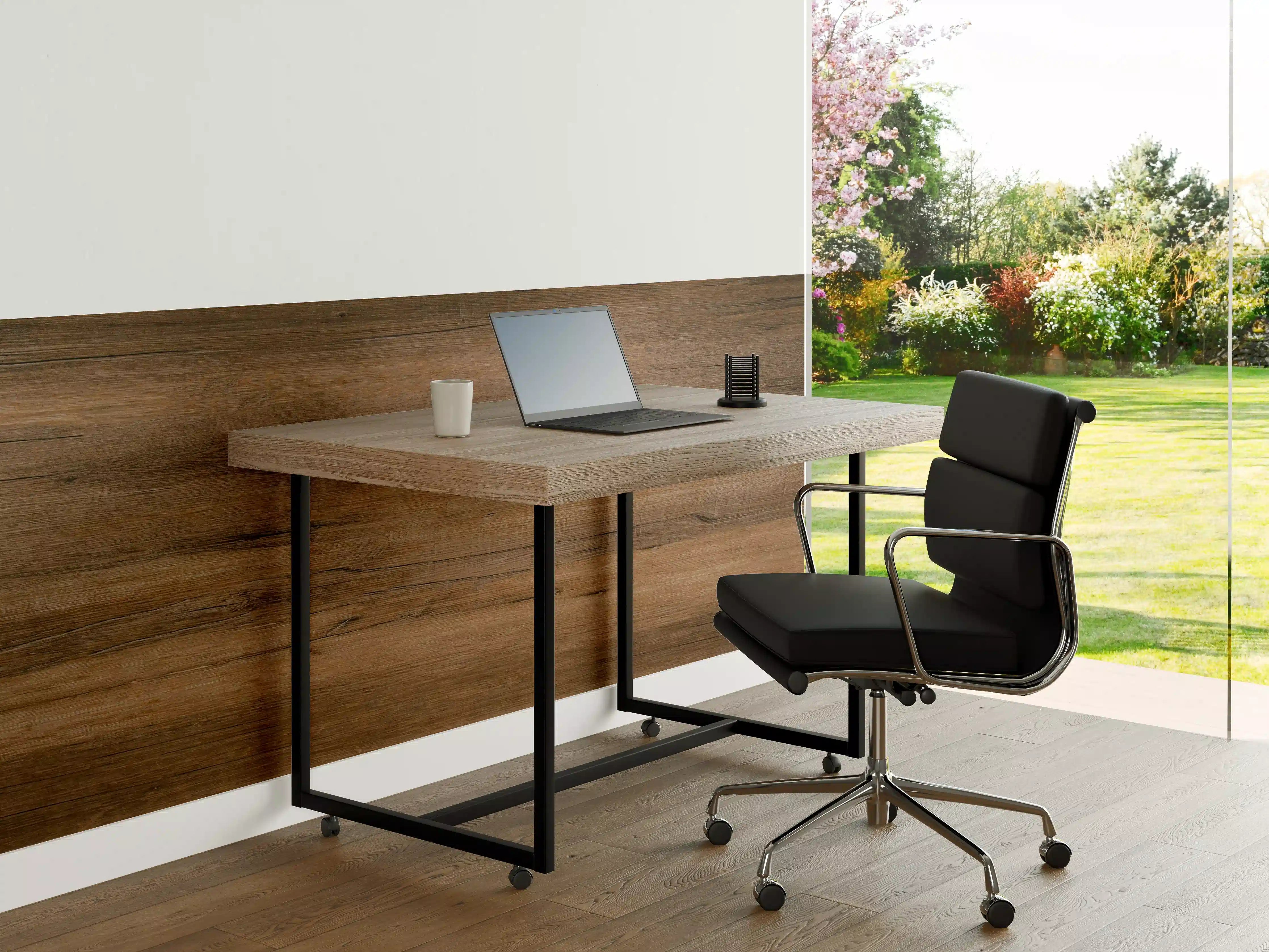 Büro Wandgestaltung - Dunkelbraune Holzplatte