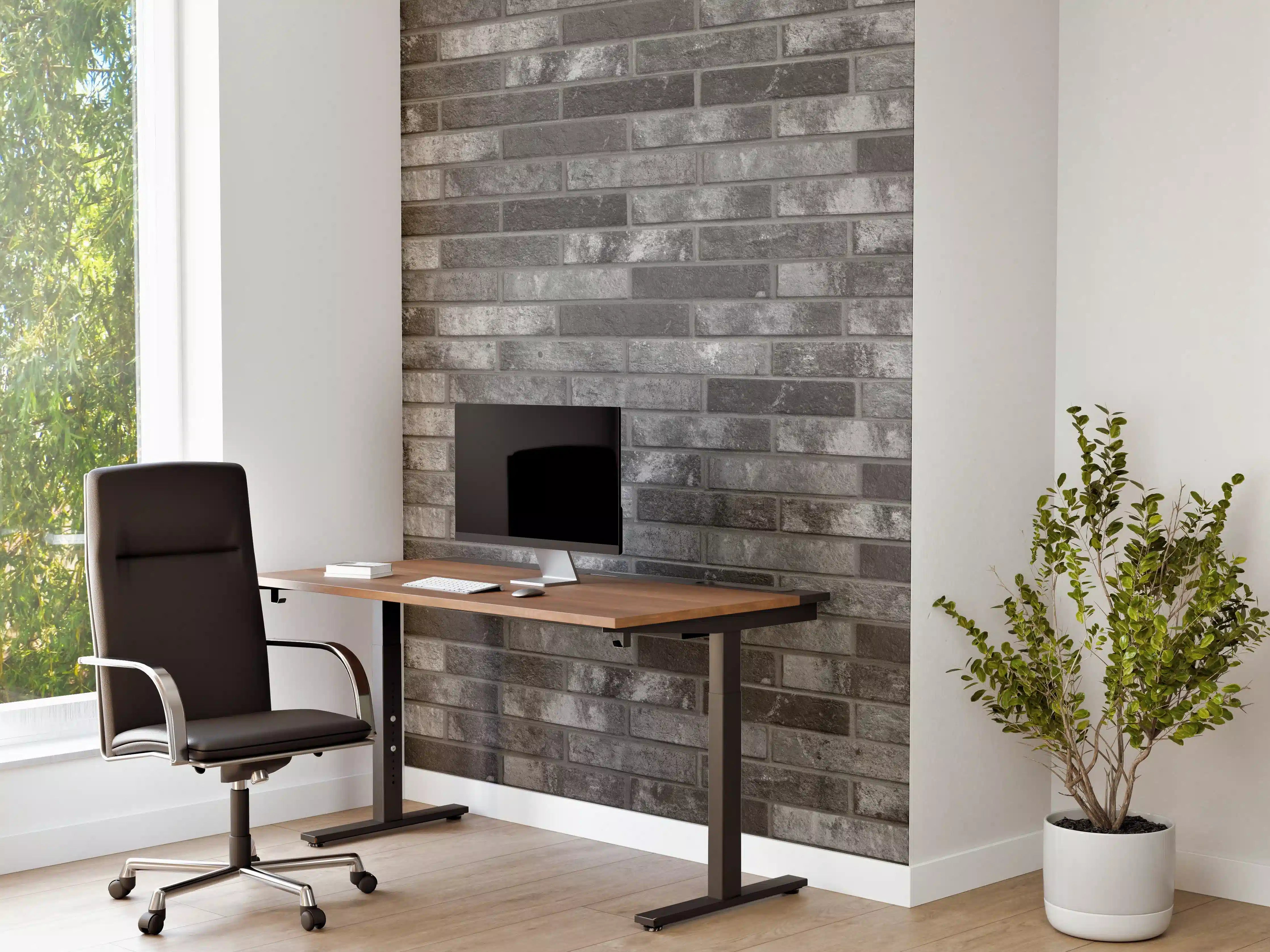 Büro Wandgestaltung - Dunkelgraue Backsteinmauer