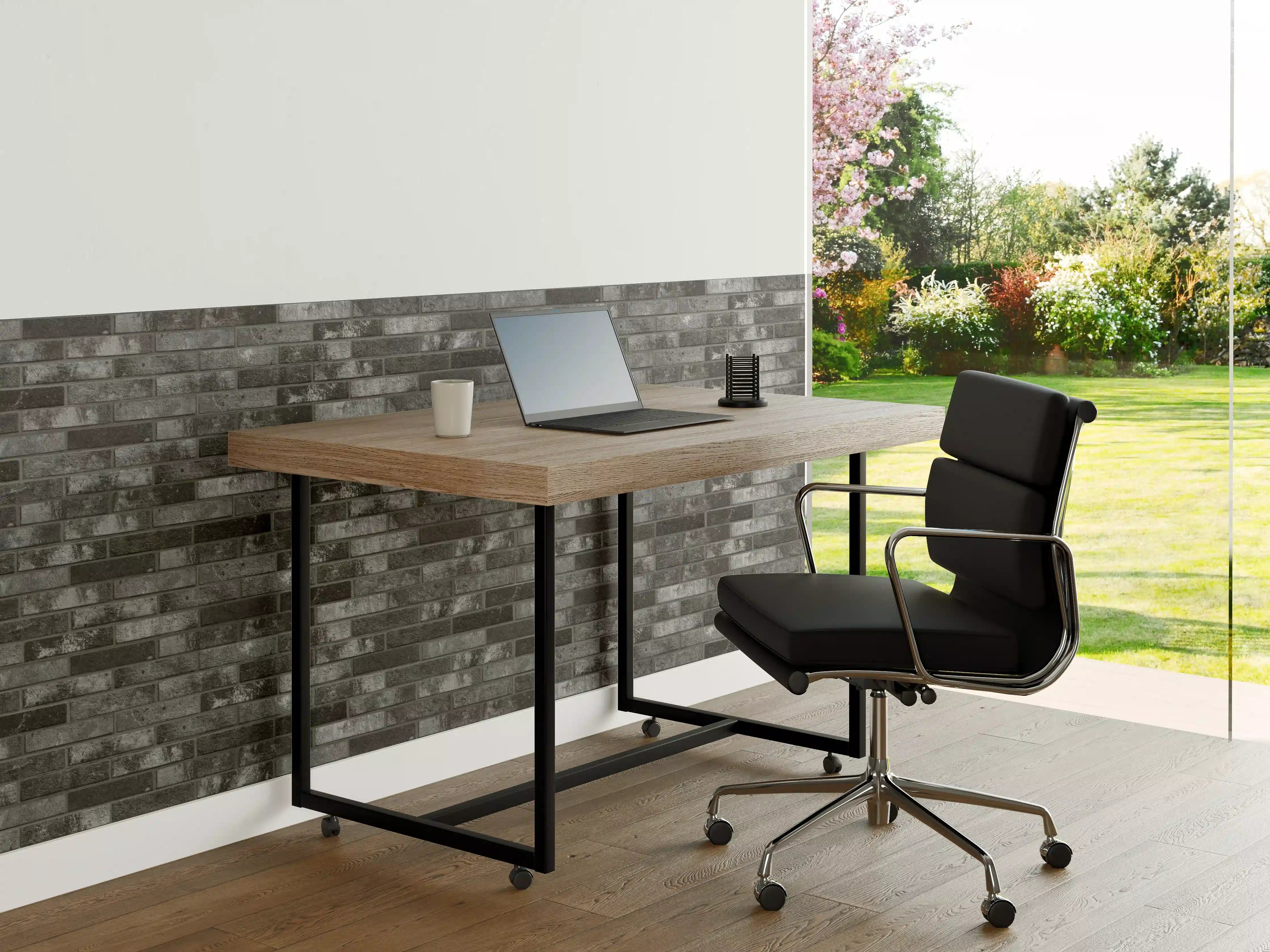 Büro Wandgestaltung - Dunkelgraue Backsteinmauer